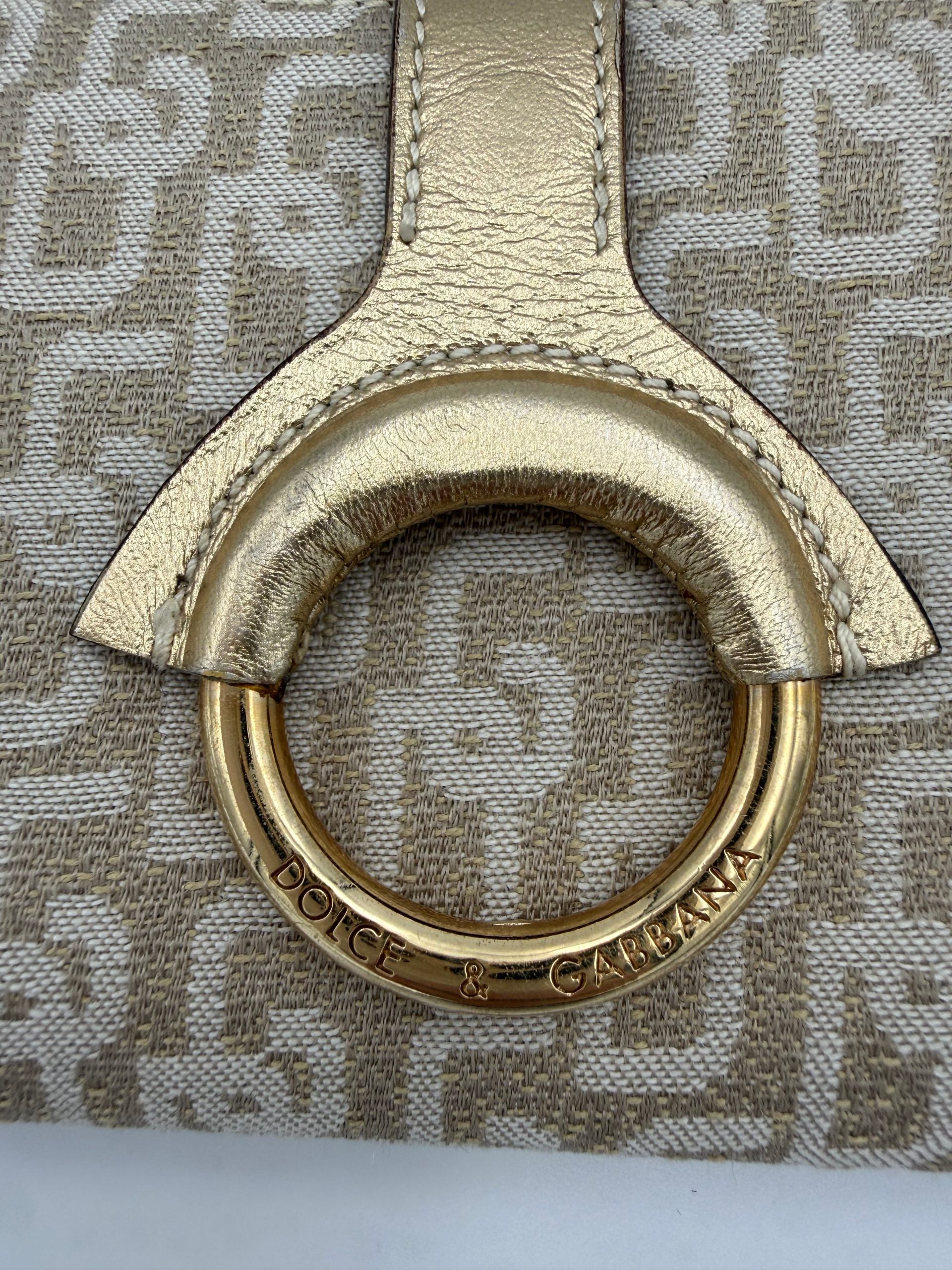 Portefeuille Dolce & Gabbana DOLCE & GABBANA avec chaîne, design élégant en cuir noir, détails métalliques sophistiqués.