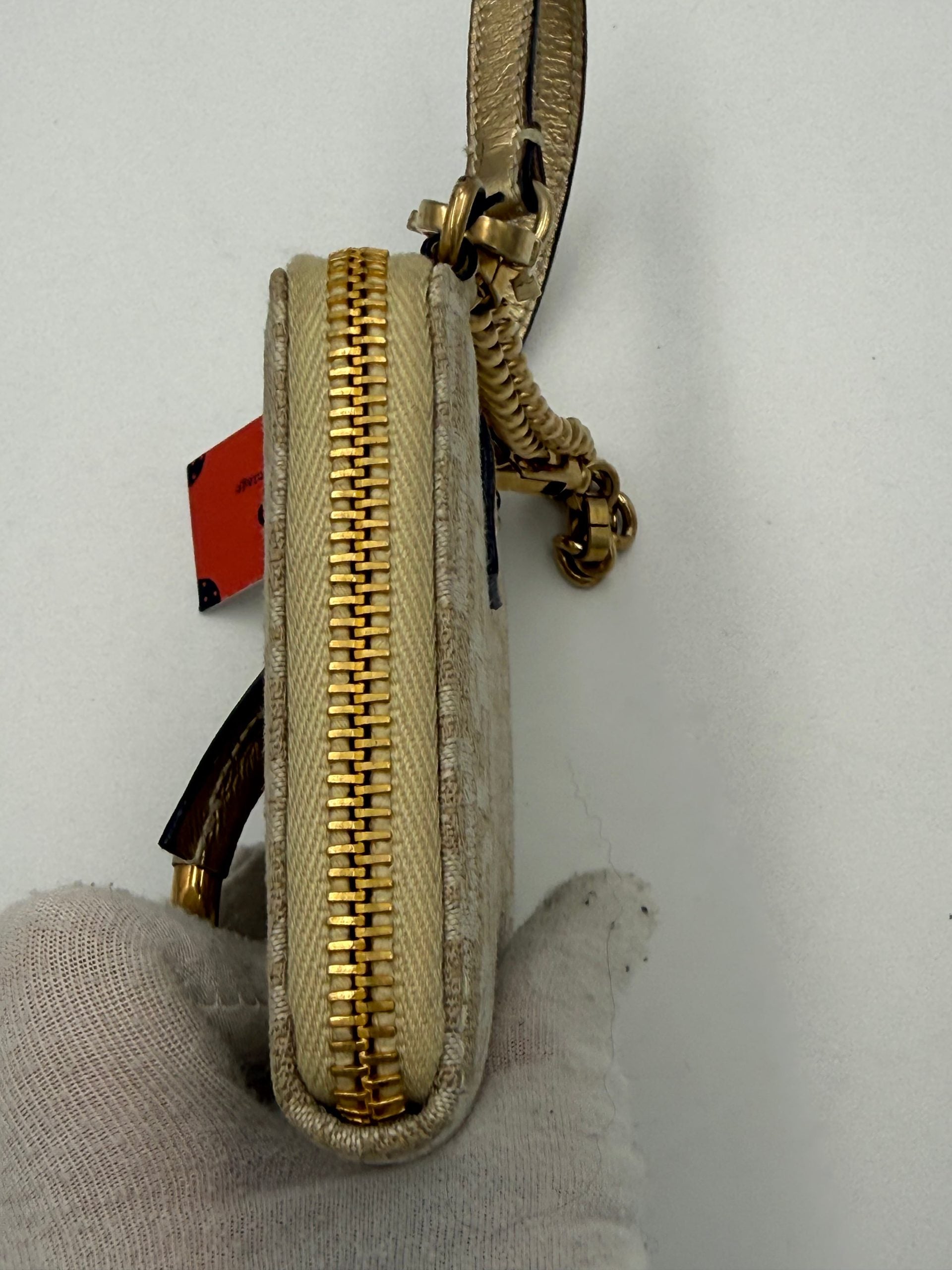 Portefeuille Dolce & Gabbana DOLCE & GABBANA avec chaîne, portefeuille à bandoulière en cuir noir et détails dorés.