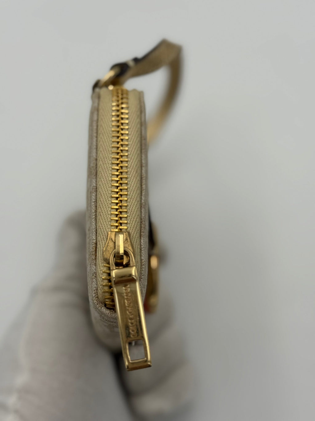 Portefeuille Dolce & Gabbana DOLCE & GABBANA avec chaîne, en cuir noir avec détails dorés, vue frontale.