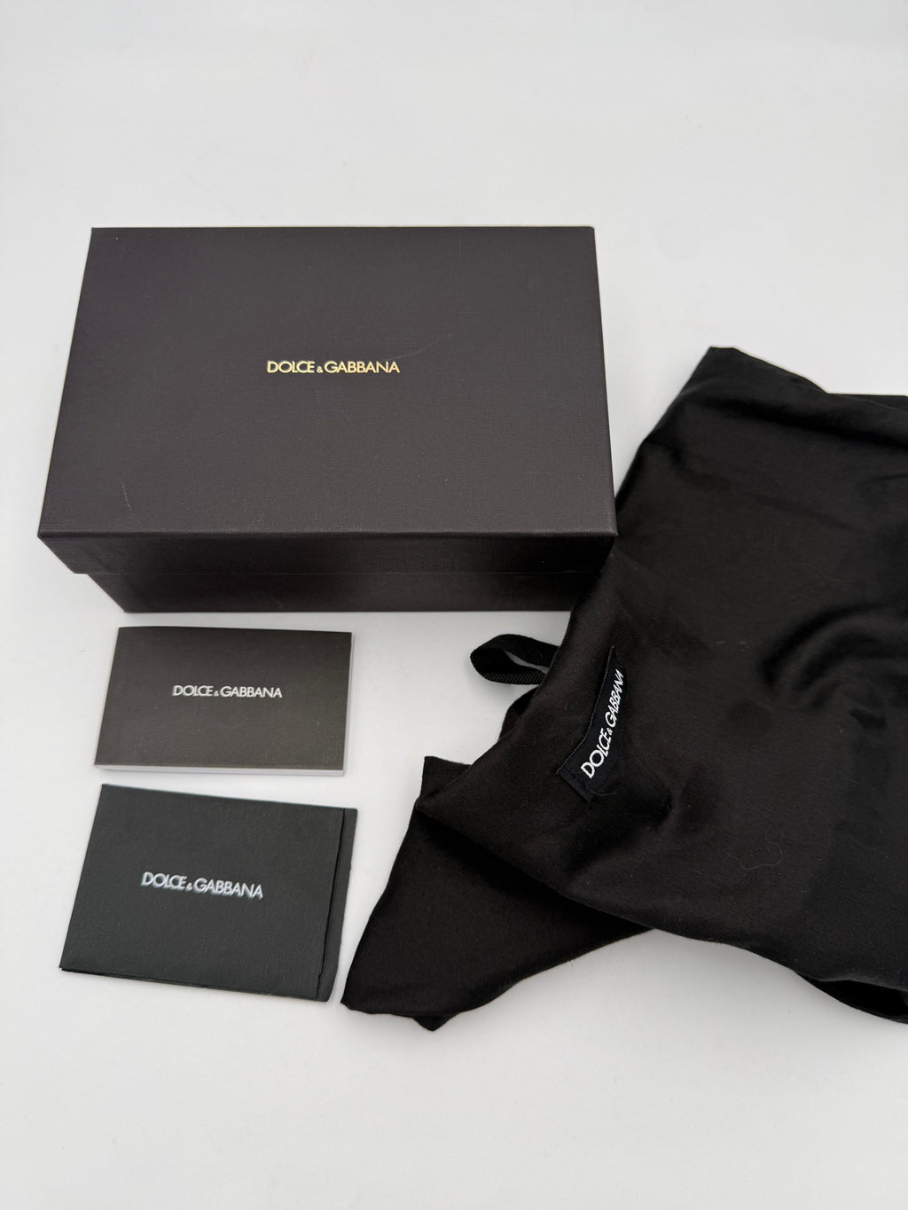 Portefeuille Dolce & Gabbana DOLCE & GABBANA avec chaîne, design élégant en cuir noir, détails sophistiqués et logo sur le devant.