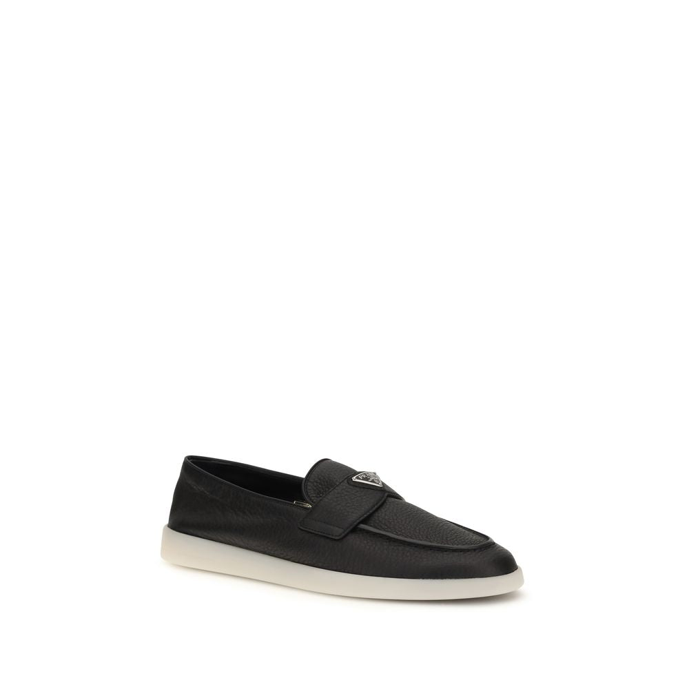 Chaussures mocassins Prada en cuir de veau noir Bos Taurus, slip-on élégants et confortables pour homme.