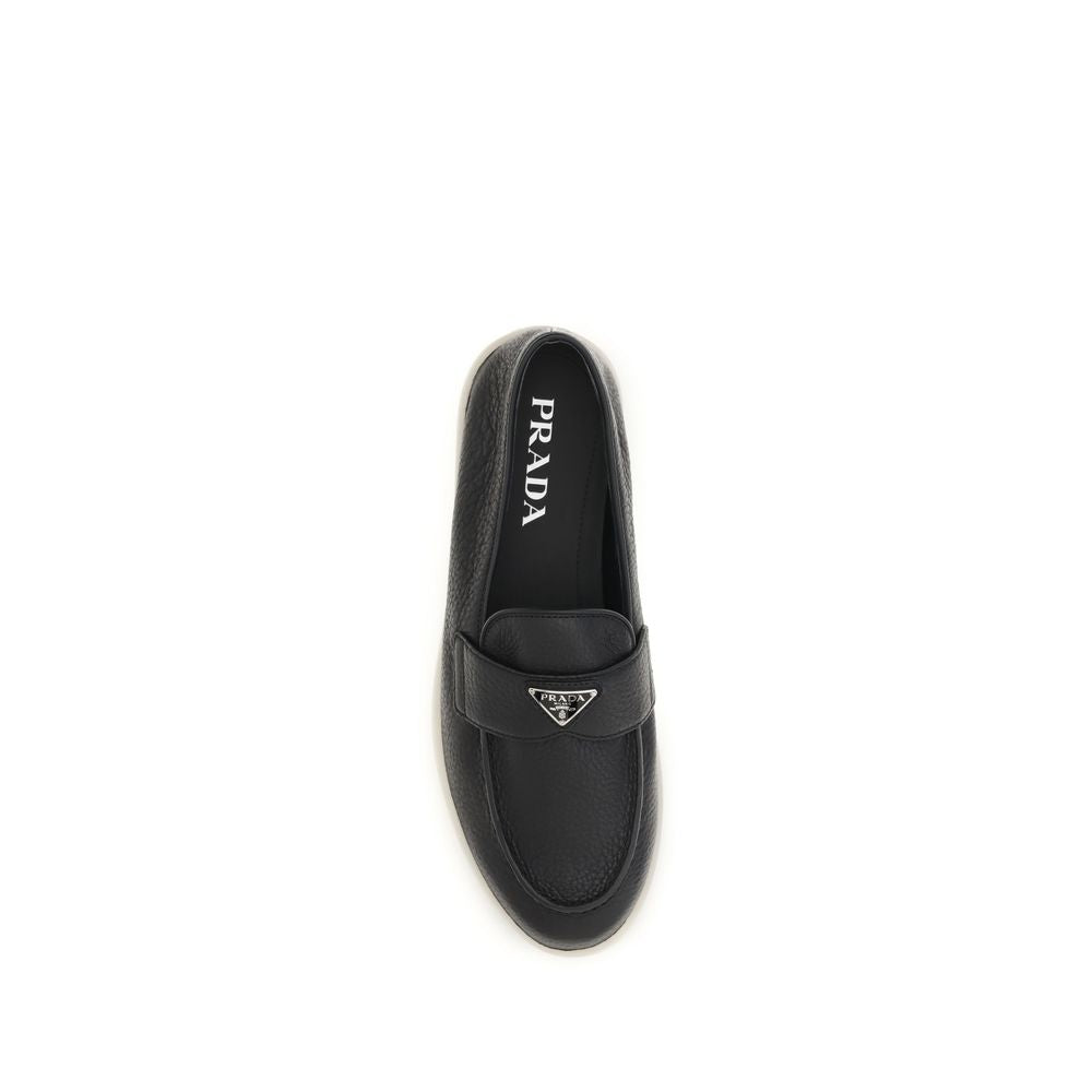 Chaussures Prada Bos Taurus en cuir de veau noir, mocassins slip-on élégants et confortables pour homme.