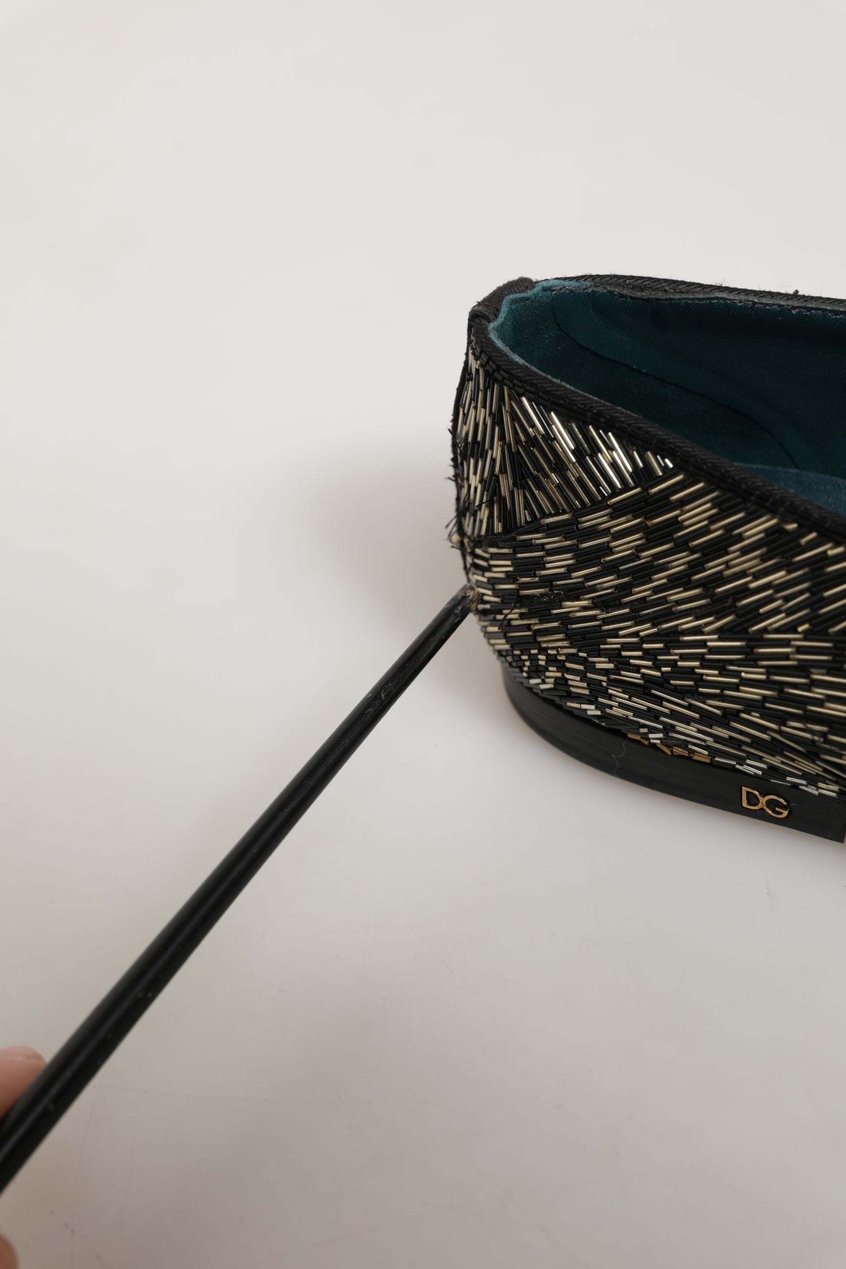Chaussures mocassins Dolce & Gabbana noires et argentées avec embellissements, style élégant et sophistiqué.