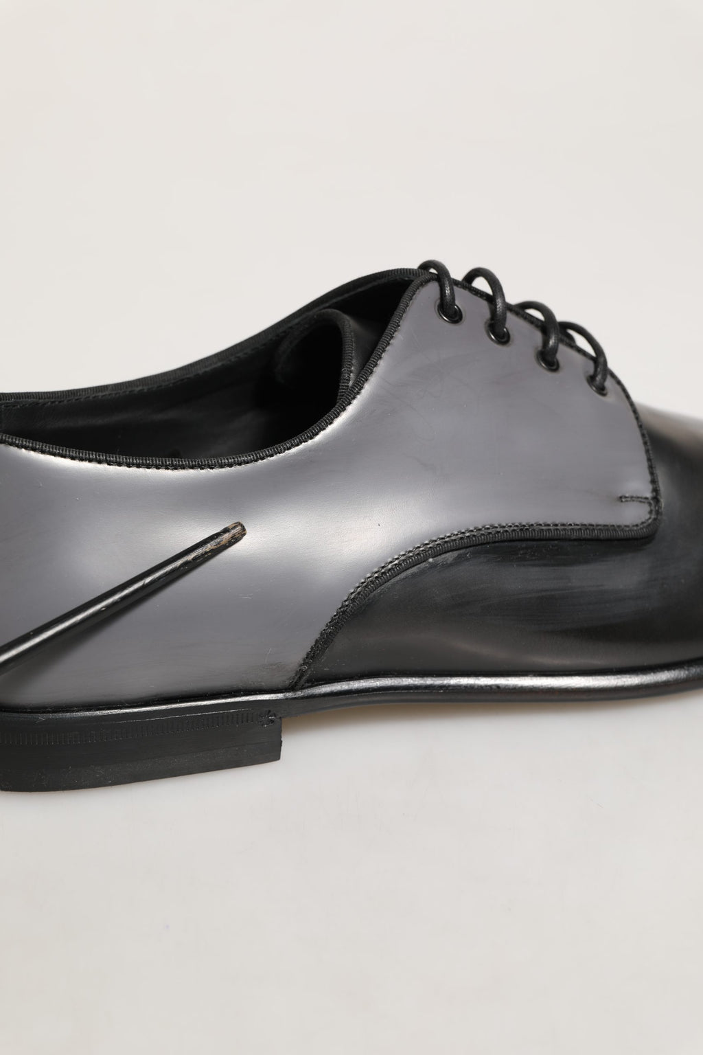 Chaussures Derby en cuir noir pour homme de la marque Dolce & Gabbana, chaussures formelles élégantes et sophistiquées.