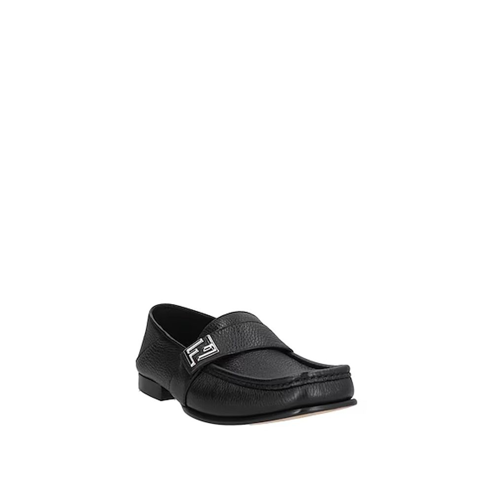 Mocassins Fendi en cuir de veau noir, chaussures slip-on élégantes pour homme, vues de face sur fond neutre.