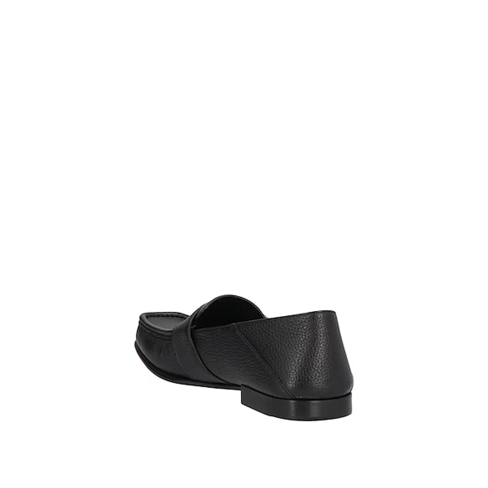 Chaussures mocassins Fendi en cuir de veau noir, style slip-on, avec design élégant et finition raffinée.
