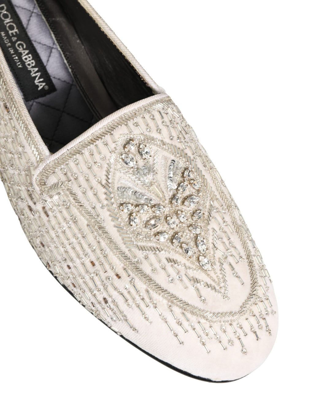 Chaussures Dolce & Gabbana en satin blanc avec embellissements, style loafers élégants et sophistiqués.