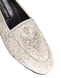 Chaussures Dolce & Gabbana en satin blanc avec embellissements, style loafers élégants et sophistiqués.