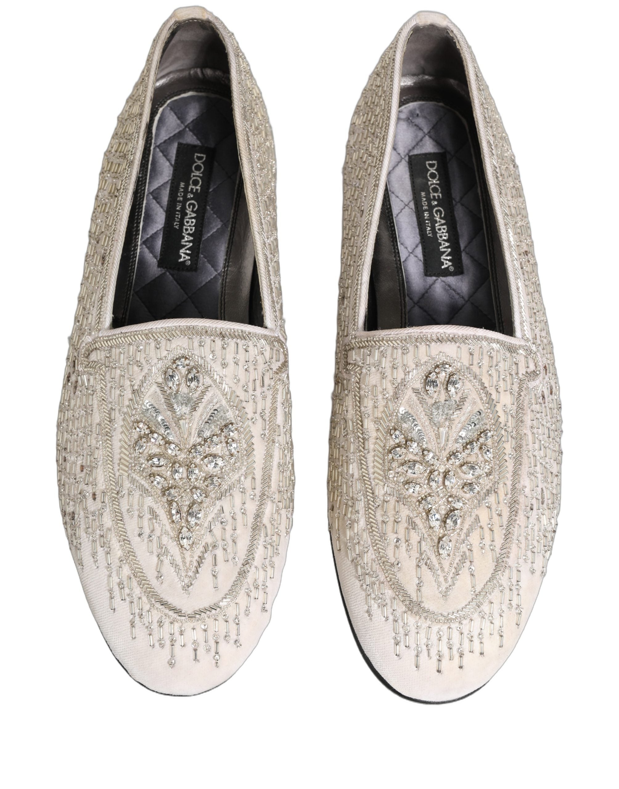 Chaussures Dolce & Gabbana en satin blanc avec ornements, style mocassins élégants pour femmes.