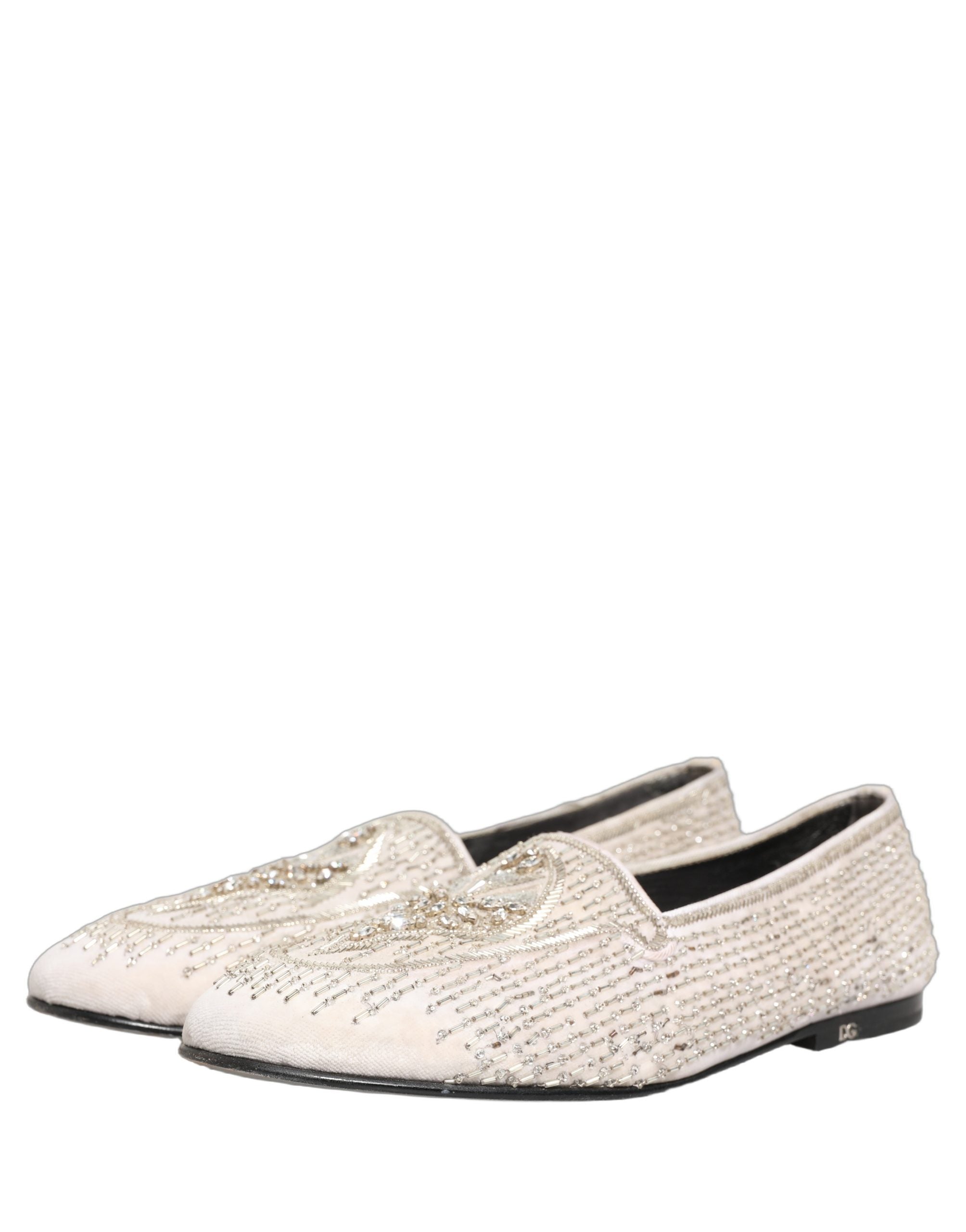 Chaussures loafers Dolce & Gabbana en satin blanc avec embellissements, élégantes et sophistiquées, vues en gros plan.