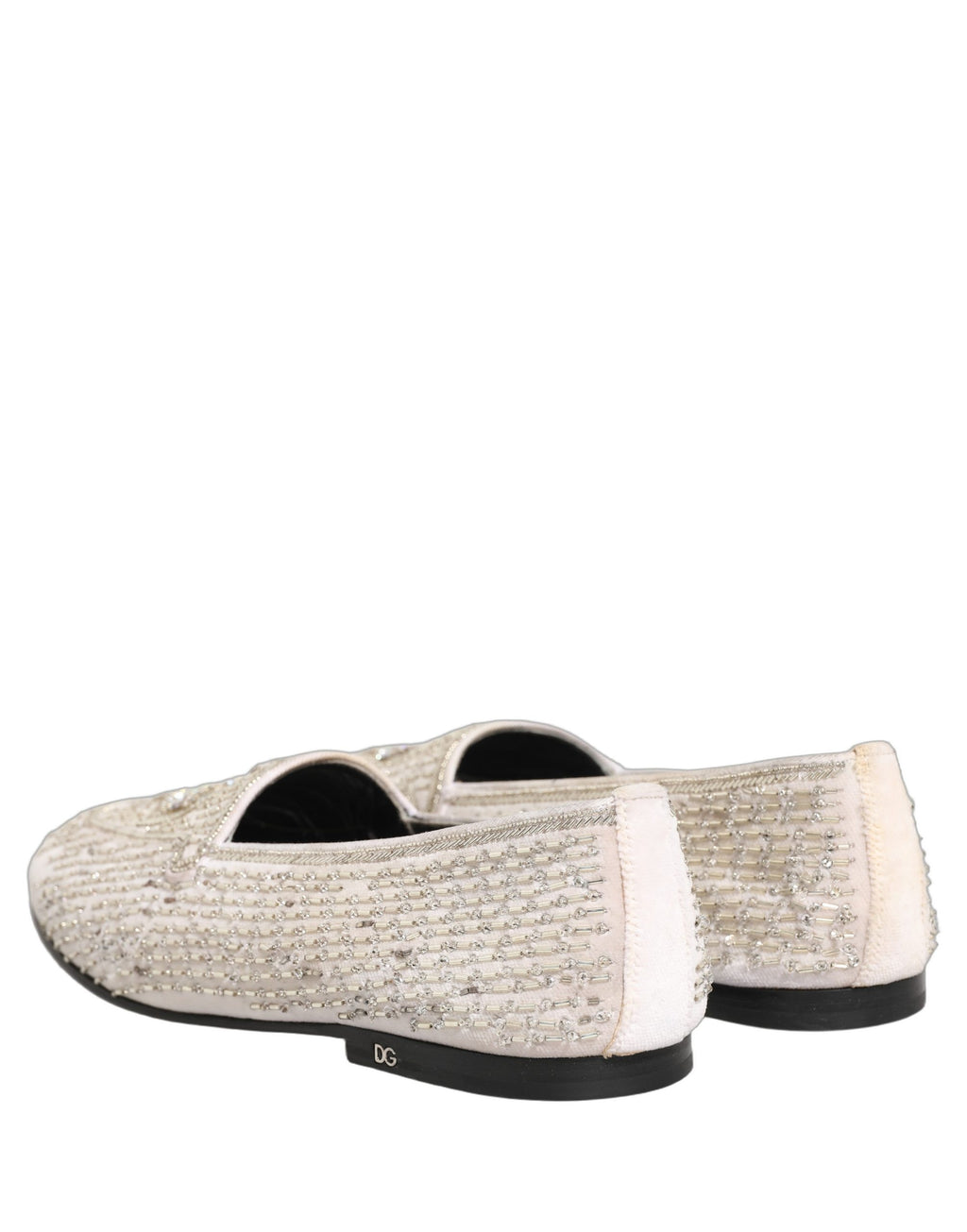 Chaussures loafers Dolce & Gabbana en satin blanc avec embellissements, élégantes et raffinées, vue de face.