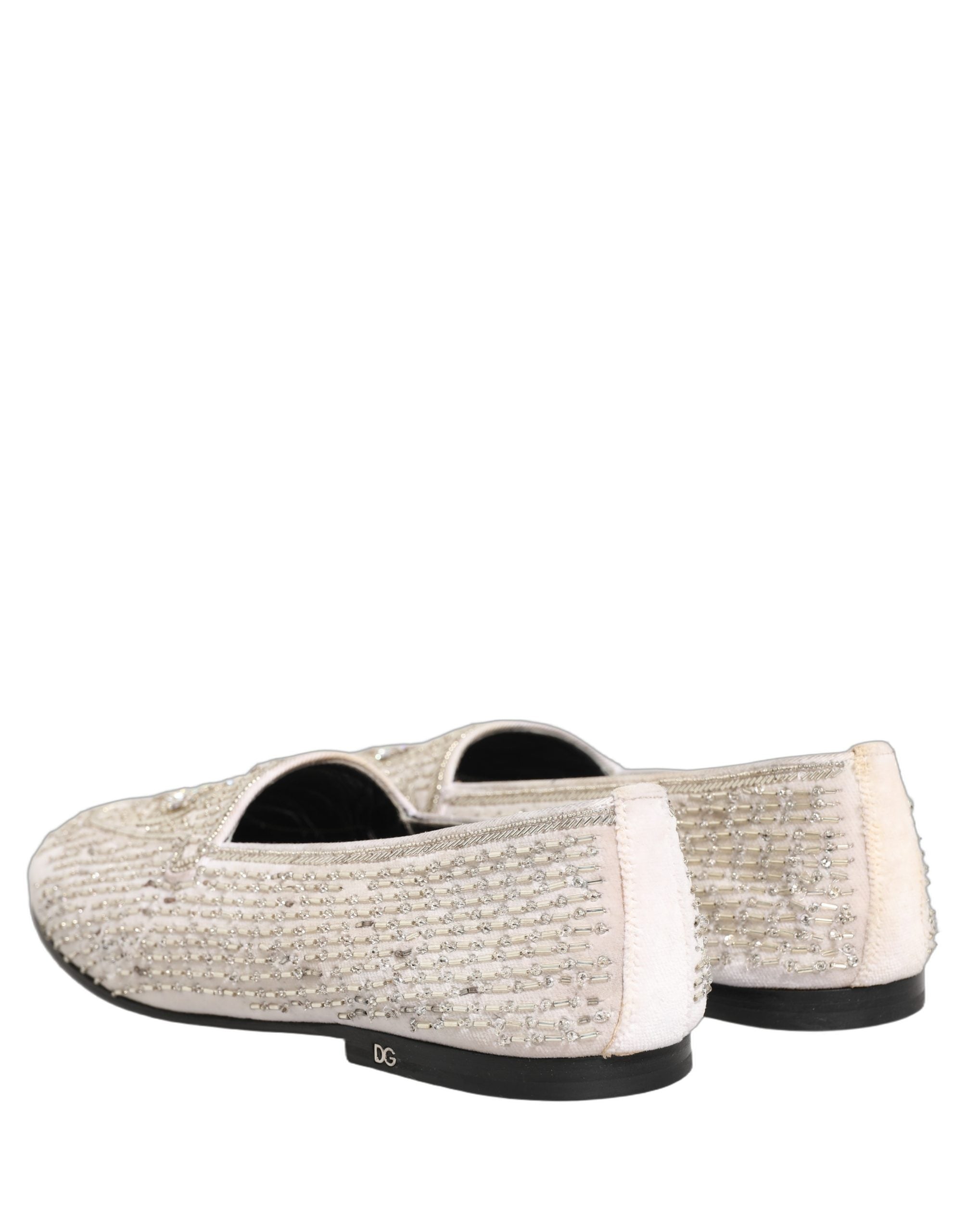Chaussures loafers Dolce & Gabbana en satin blanc avec embellissements, élégantes et raffinées, vue de face.