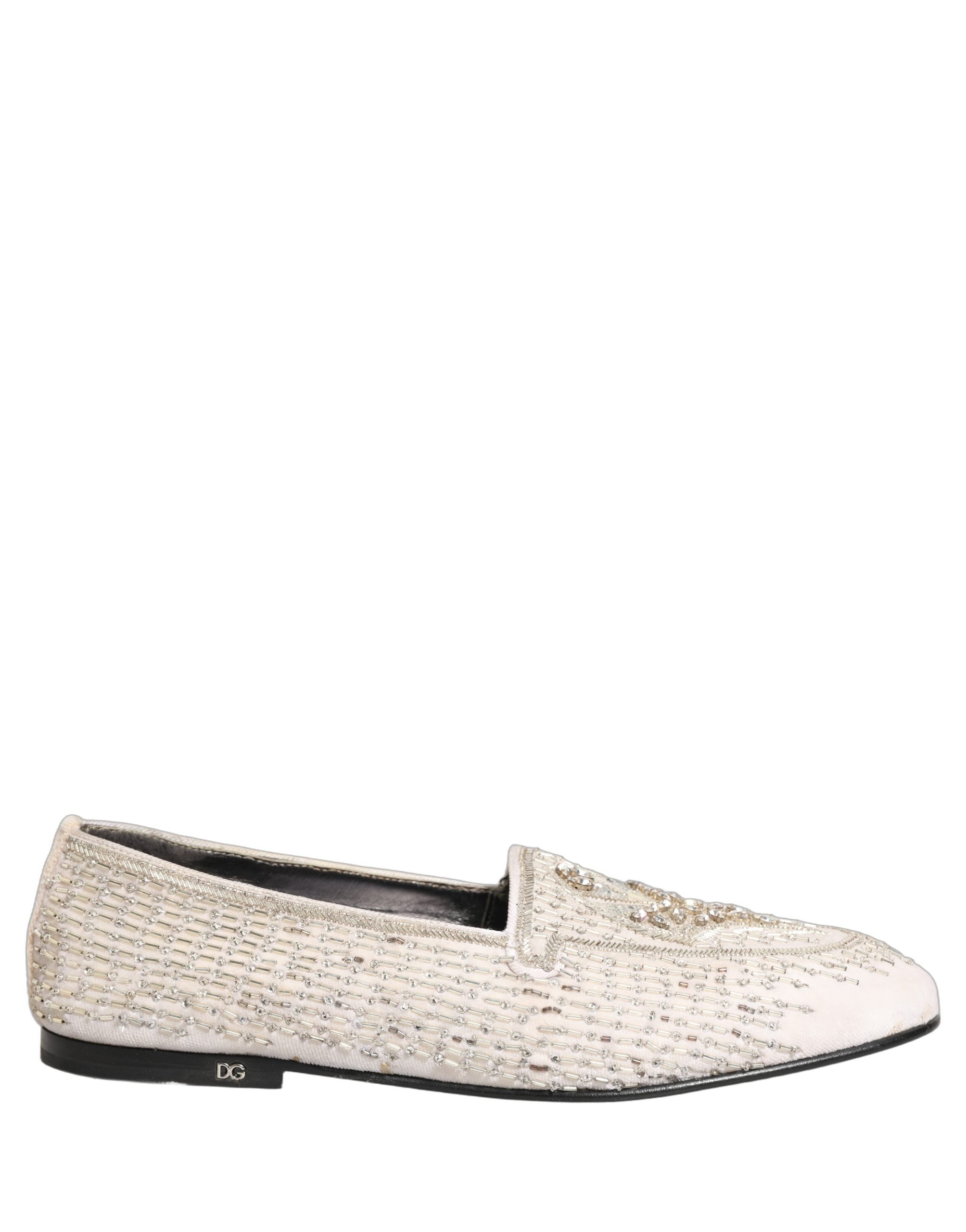 Chaussures loafers Dolce & Gabbana en satin blanc avec embellissements, élégantes et sophistiquées pour femme.