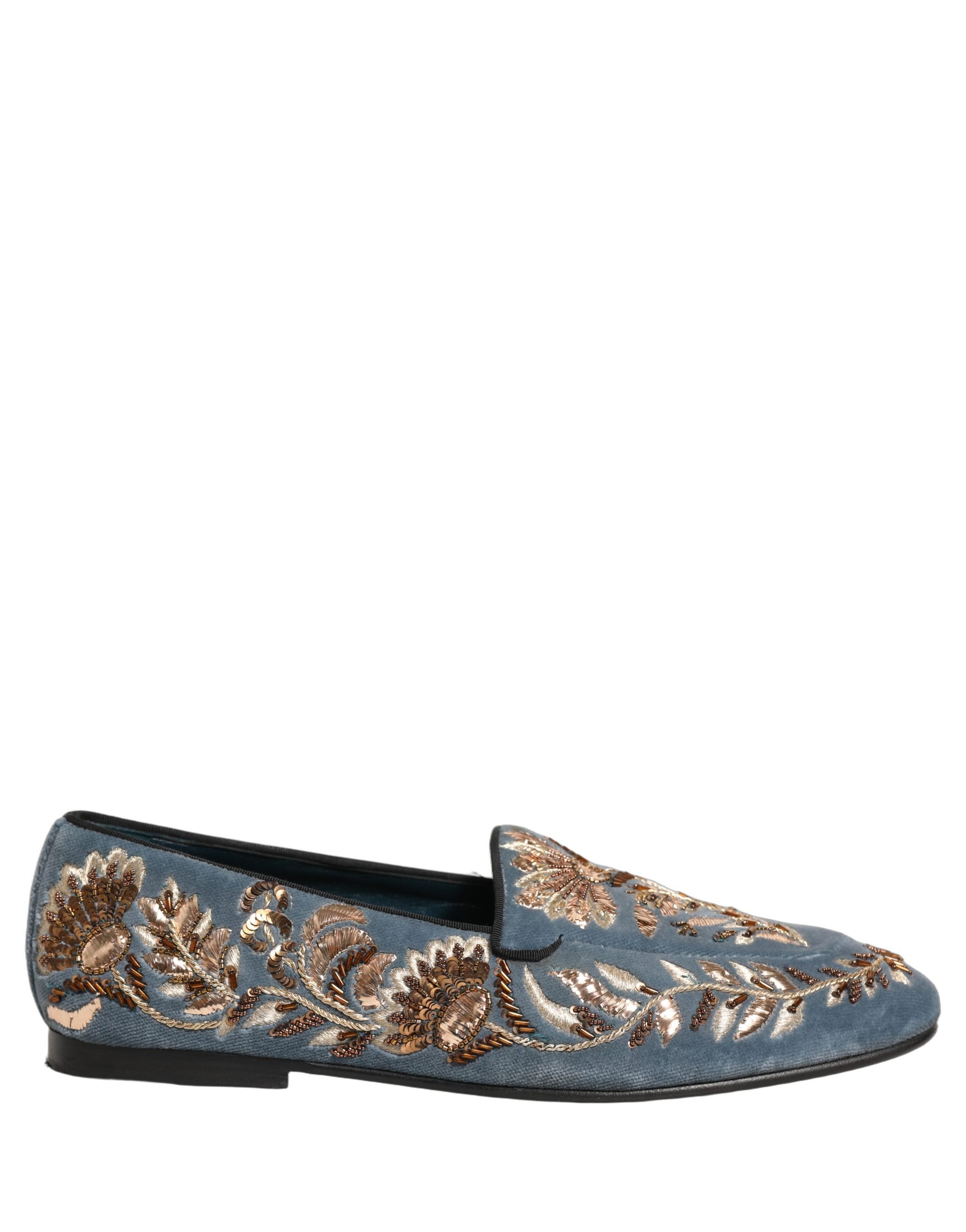 Chaussures loafers Dolce & Gabbana en velours bleu orné de détails fantaisie, élégantes et sophistiquées.