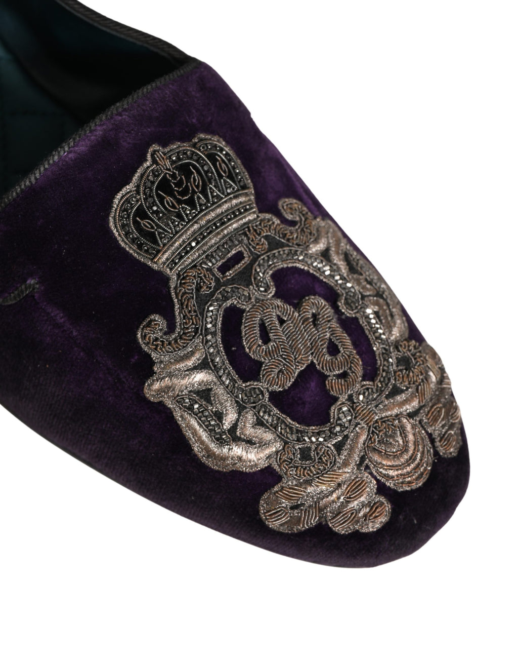 Chaussures loafers en velours violet Dolce & Gabbana avec broderie couronne, finition élégante et style luxueux.