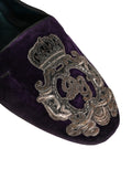 Chaussures loafers en velours violet Dolce & Gabbana avec broderie couronne, finition élégante et style luxueux.