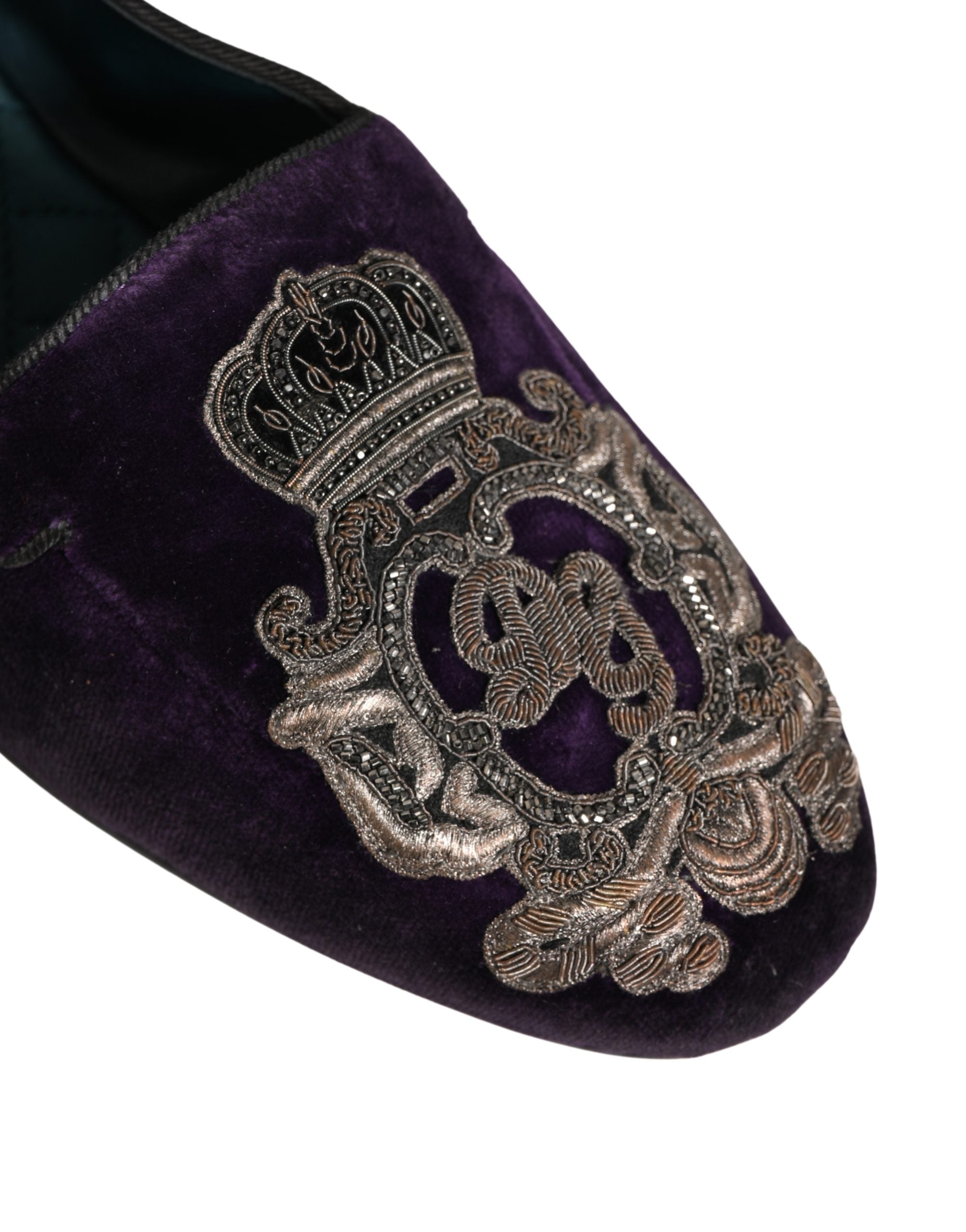 Chaussures loafers en velours violet Dolce & Gabbana avec broderie couronne, finition élégante et style luxueux.