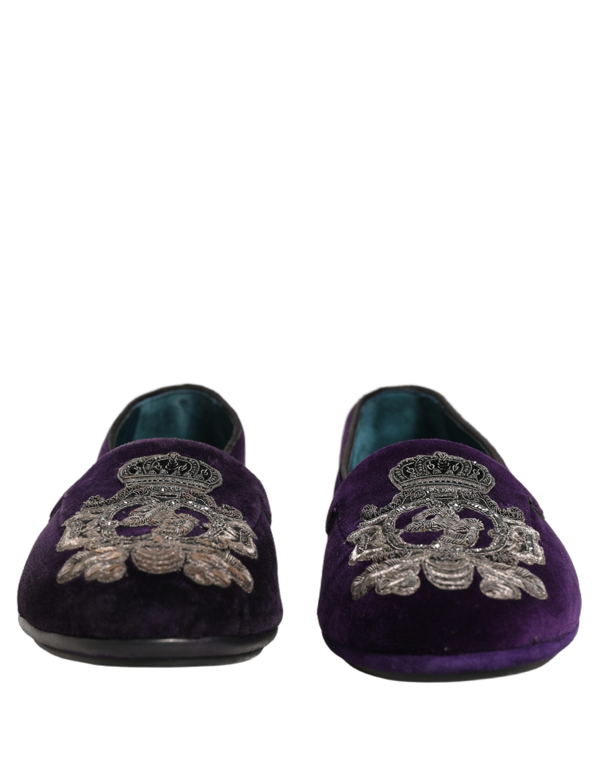 Chaussures mocassins Dolce & Gabbana en velours violet avec broderie de couronne, élégantes et luxueuses.