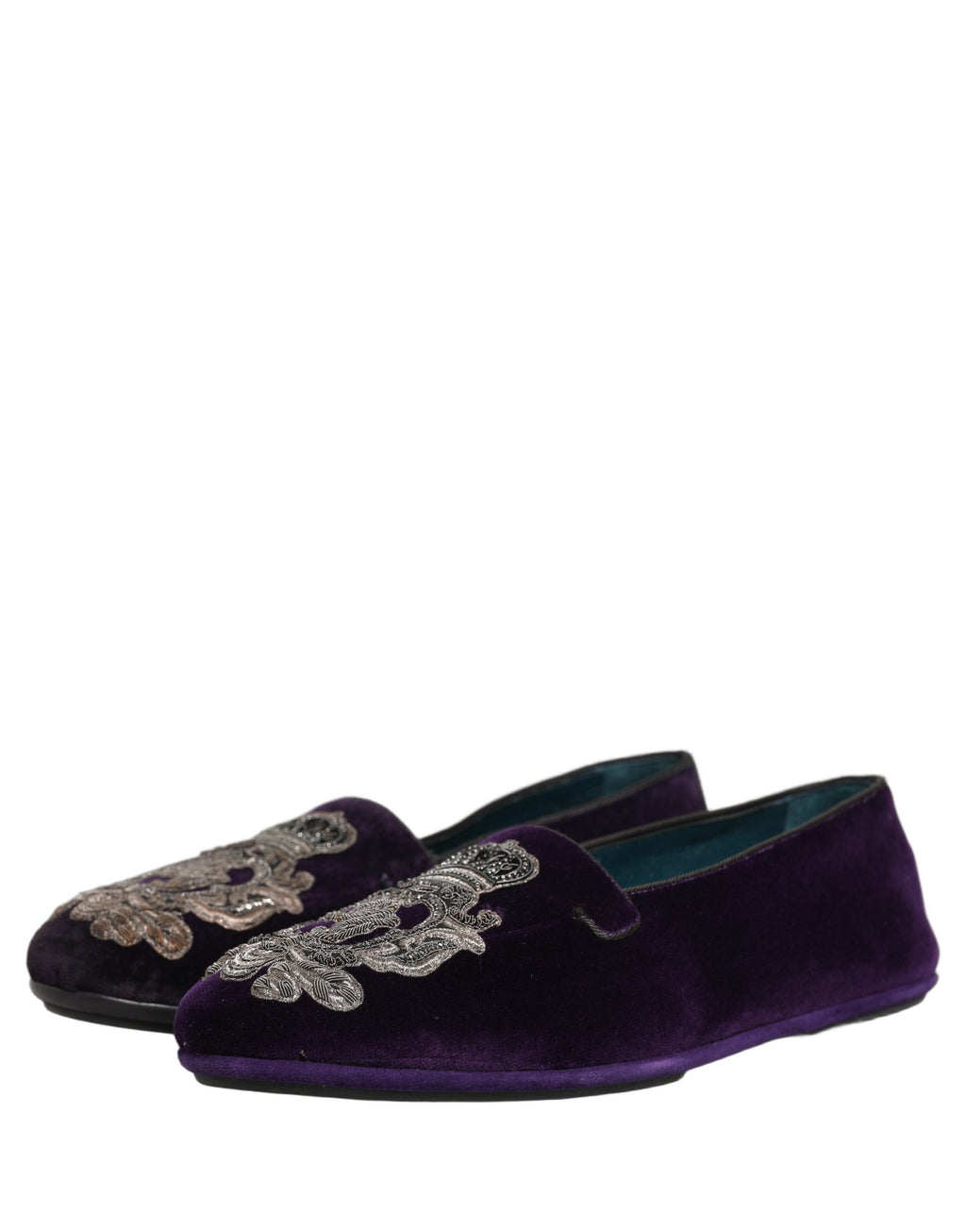 Chaussures loafers Dolce & Gabbana en velours violet avec broderie couronne, détails élégants et finition raffinée.