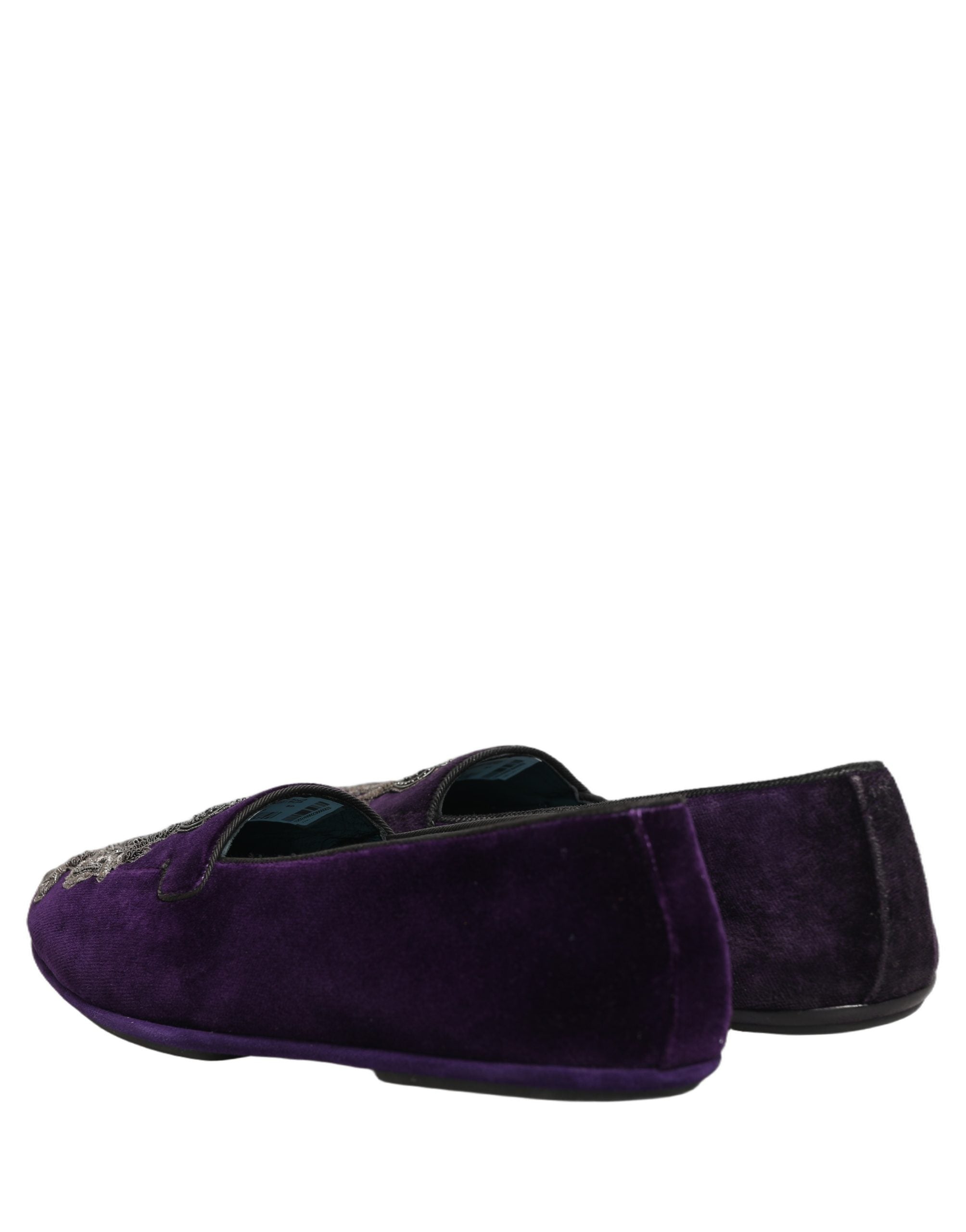 Chaussures loafers Dolce & Gabbana en velours violet avec broderie couronne, élégantes et sophistiquées.