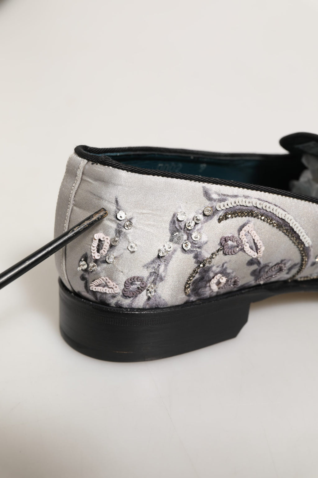 Chaussures mocassins Dolce & Gabbana blanches à sequins pour occasion formelle, slip-on élégants et brillants.