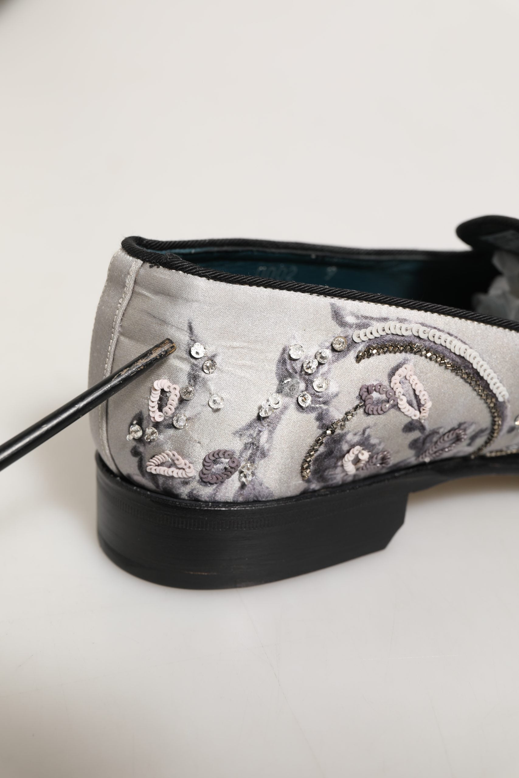 Chaussures mocassins Dolce & Gabbana blanches à sequins pour occasion formelle, slip-on élégants et brillants.