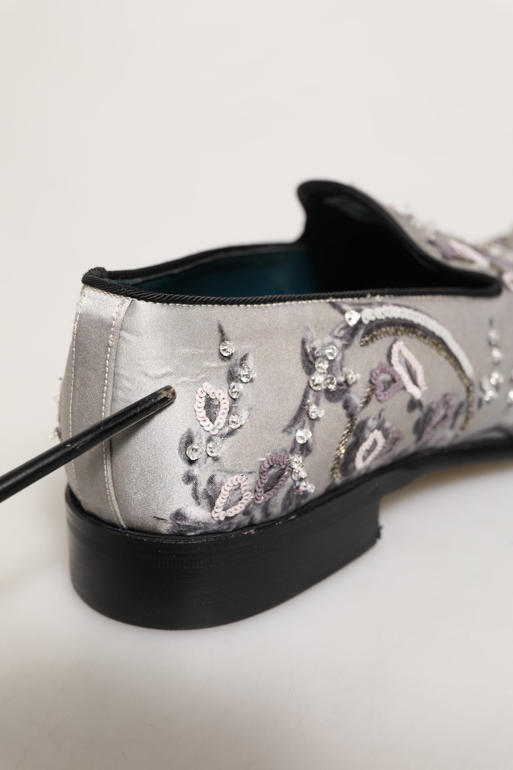 Chaussures mocassins formels Dolce & Gabbana blanches à sequins, élégantes et confortables, pour occasions spéciales.