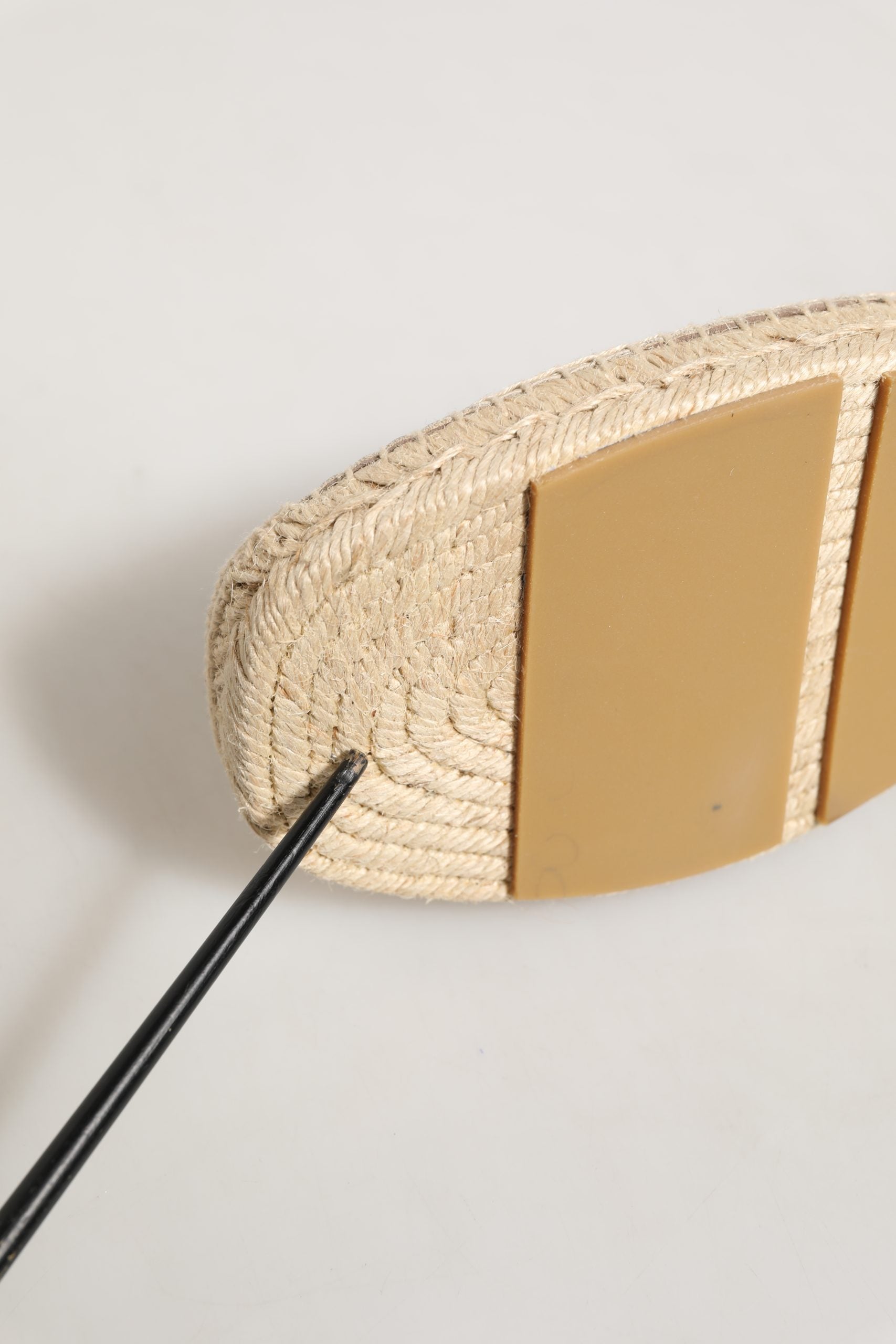 Espadrilles en cuir beige Dolce & Gabbana avec logo découpé, chaussures élégantes et confortables pour l'été.