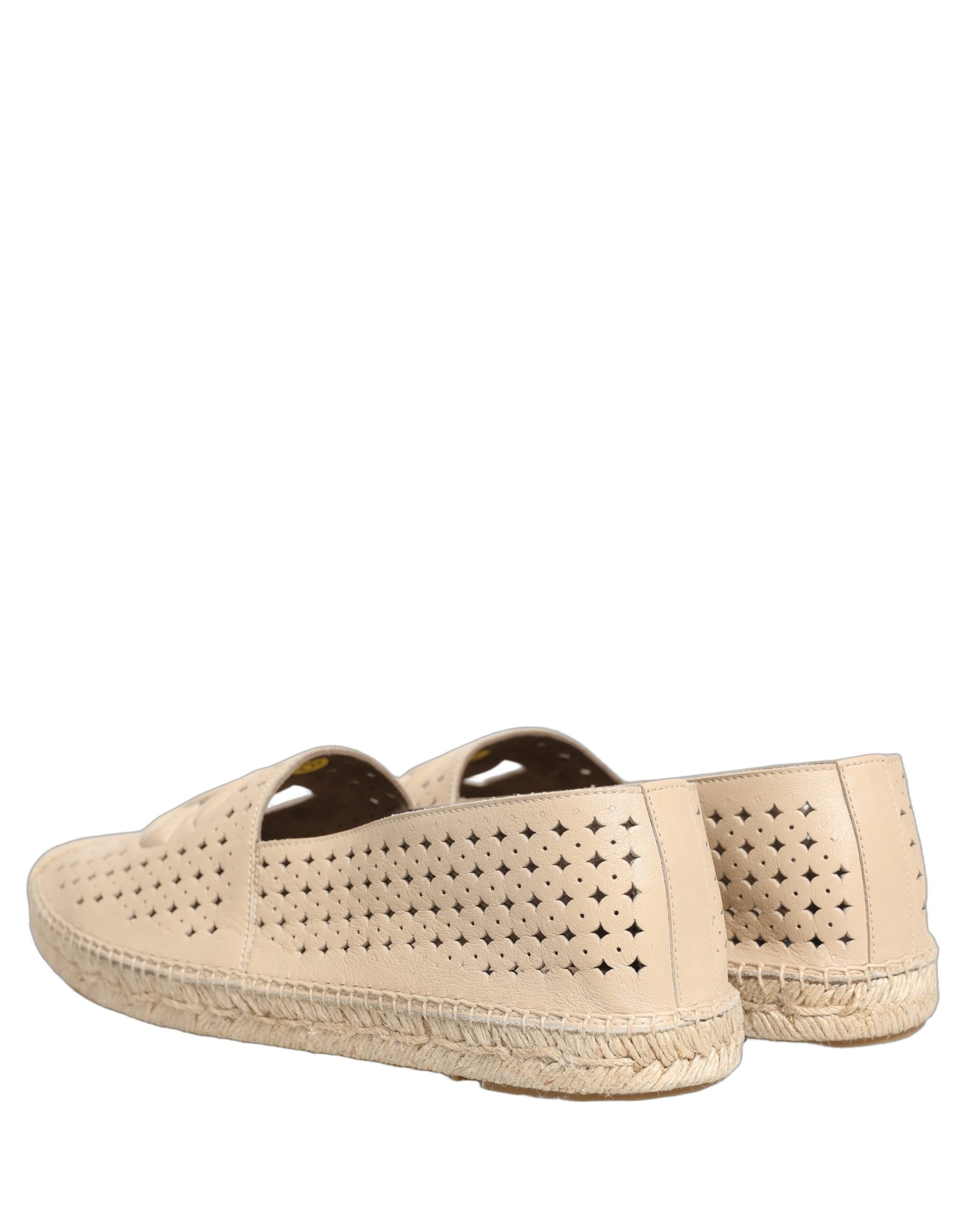 Espadrilles en cuir beige Dolce & Gabbana avec logo découpé, chaussures élégantes et confortables pour l'été.