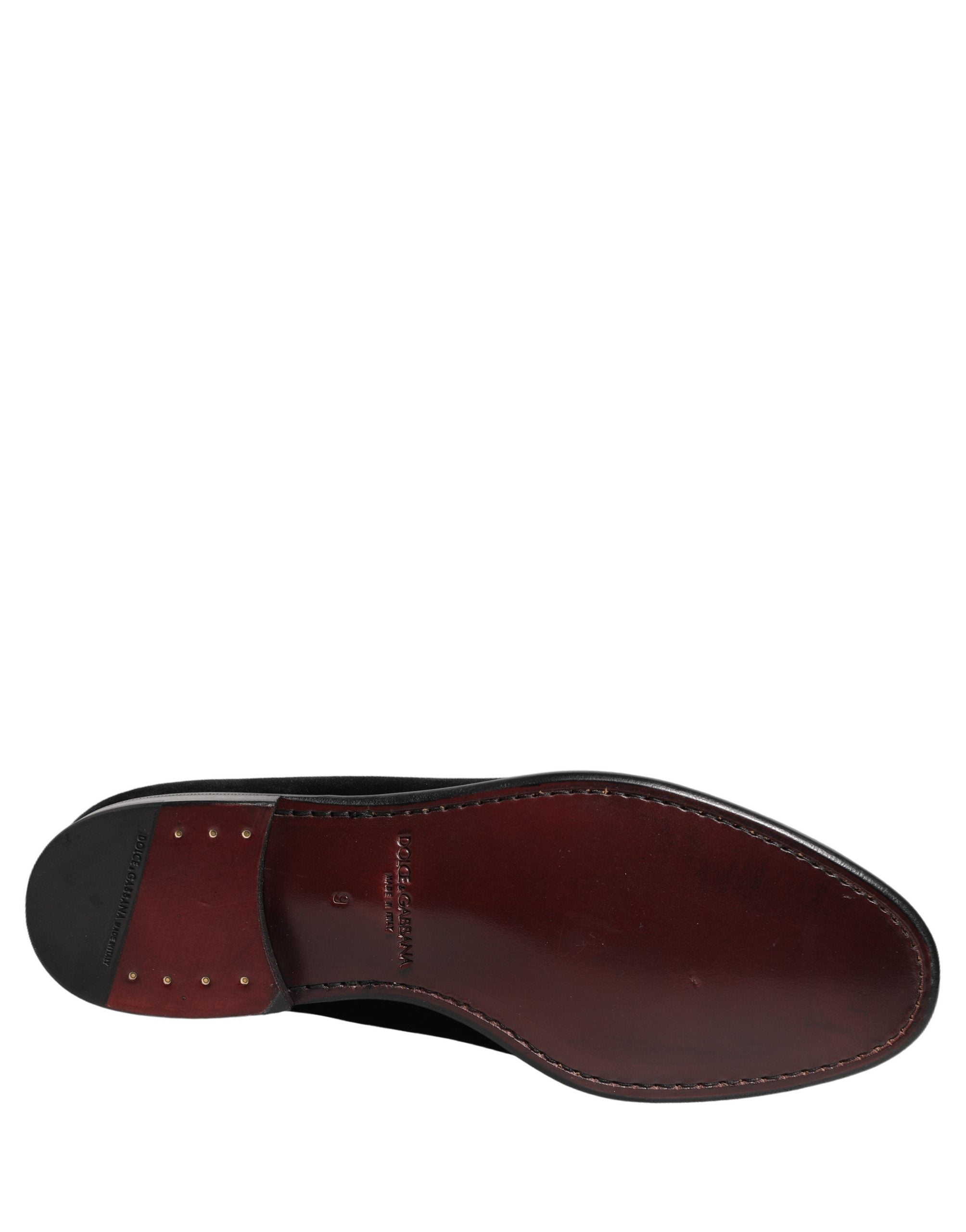 Chaussures formelles en velours noir Dolce & Gabbana pour homme, loafers élégants et sophistiqués pour occasion spéciale.