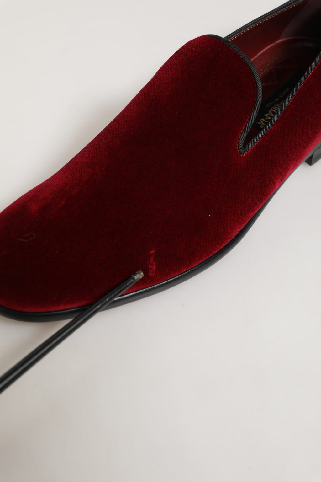 Chaussures mocassins Dolce & Gabbana en velours bordeaux, slip-on élégants pour femme.