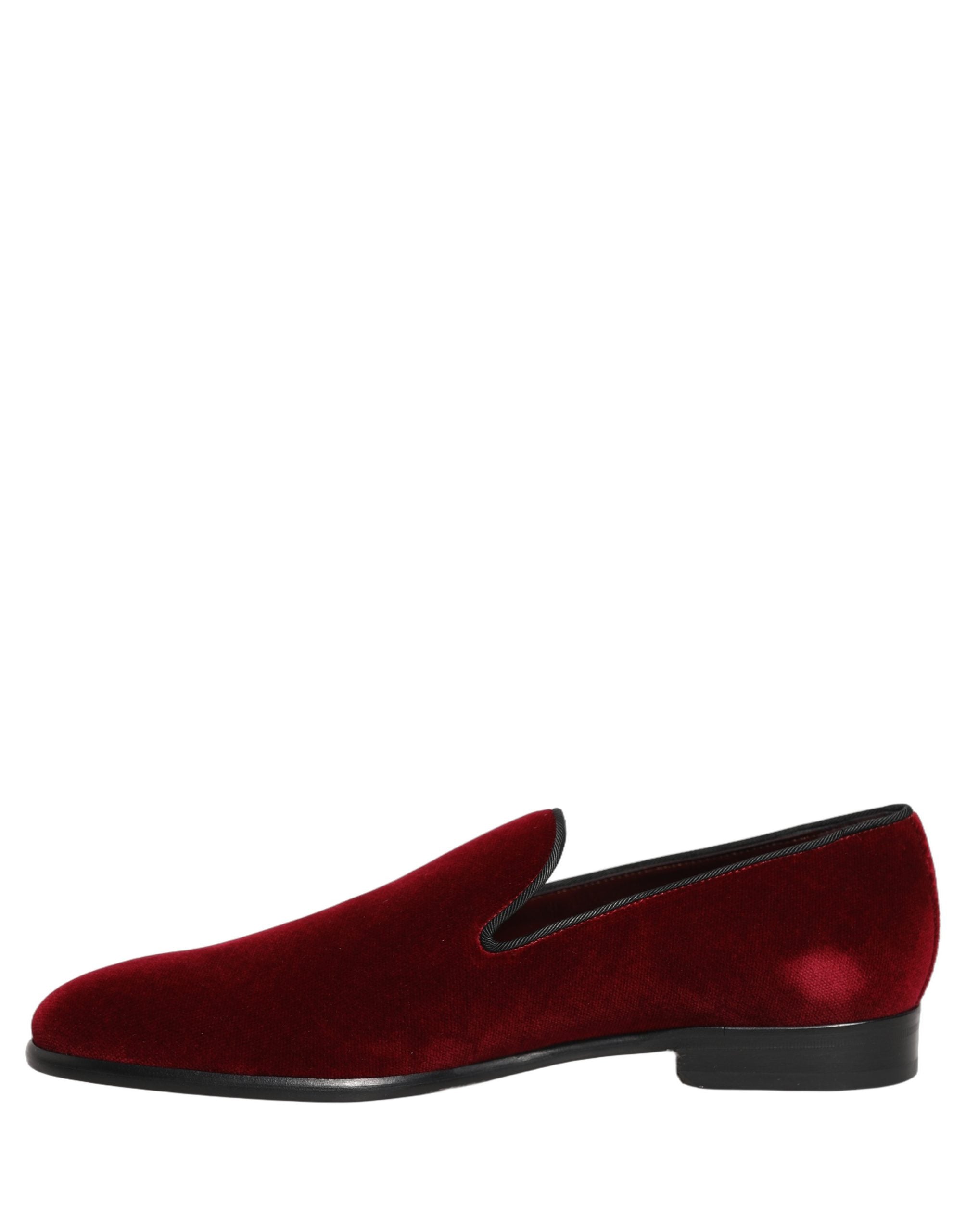 Chaussures mocassins Dolce & Gabbana en velours bordeaux, style slip-on, élégantes et confortables pour femmes.