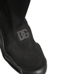Chaussettes slip-on noires Dolce & Gabbana avec motif vague, portées avec baskets pour homme, vue de face.