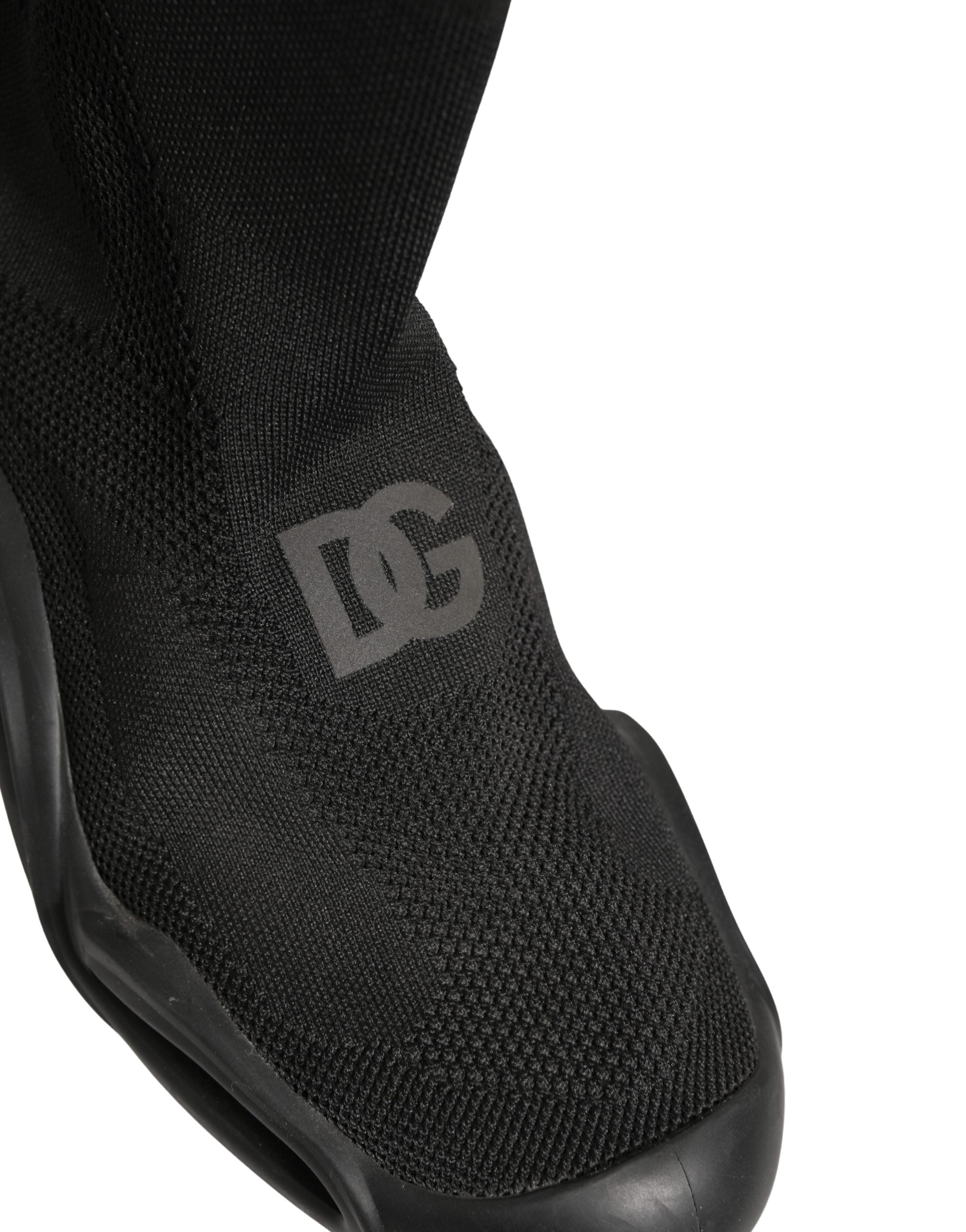 Chaussettes slip-on noires Dolce & Gabbana avec motif vague, portées avec baskets pour homme, vue de face.