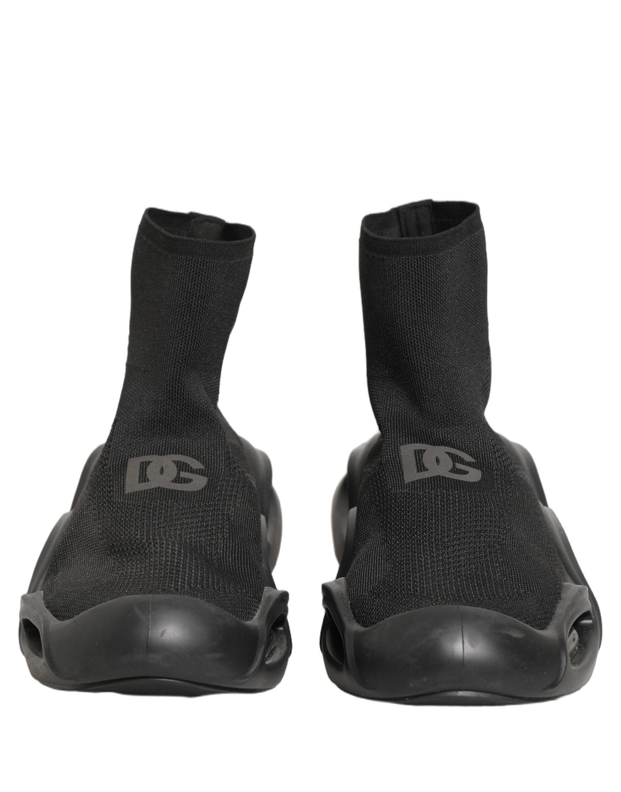 Chaussettes slip-on noires Dolce & Gabbana Wave pour hommes, portées avec des sneakers décontractés, vue en gros plan.