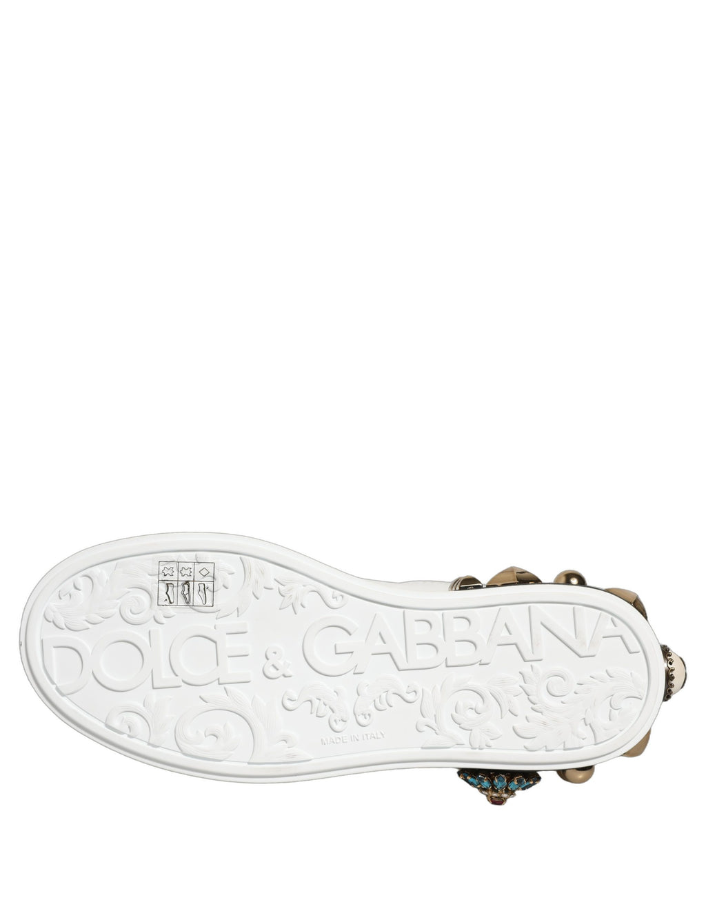 Chaussures sneakers Portofino blanches en or avec clous Dolce & Gabbana, vue rapprochée sur le design élégant et les détails or.