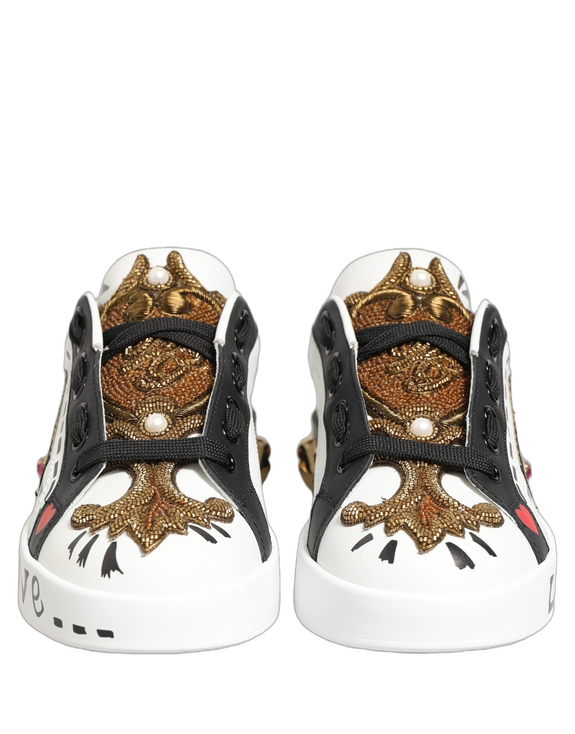 Chaussures sneakers portofino blanches Dolce & Gabbana avec détails dorés et clous, mode élégante et sophistiquée.