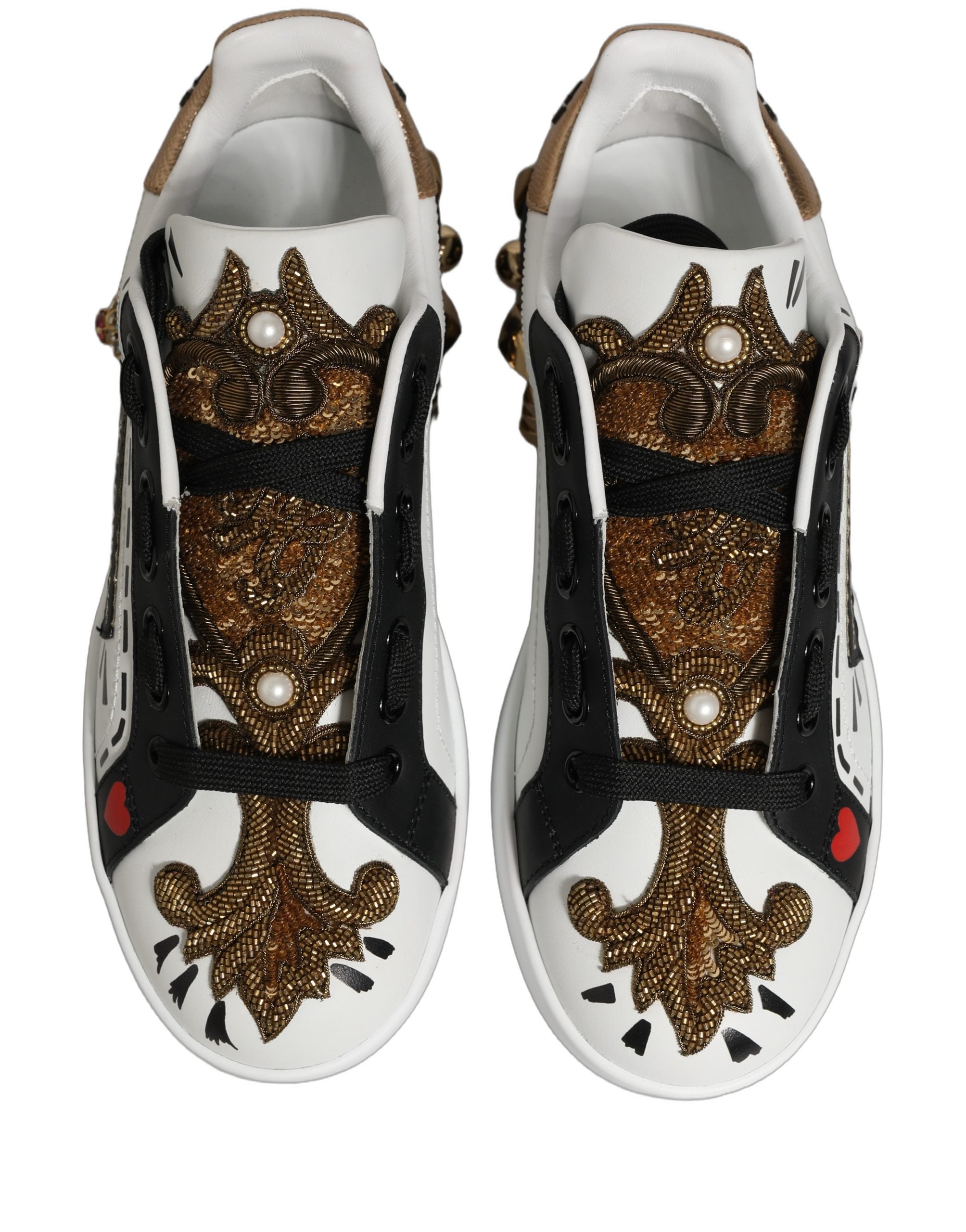 Chaussures sneakers Portofino blanches Dolce & Gabbana avec détails dorés et clous, en cuir élégant et tendance.