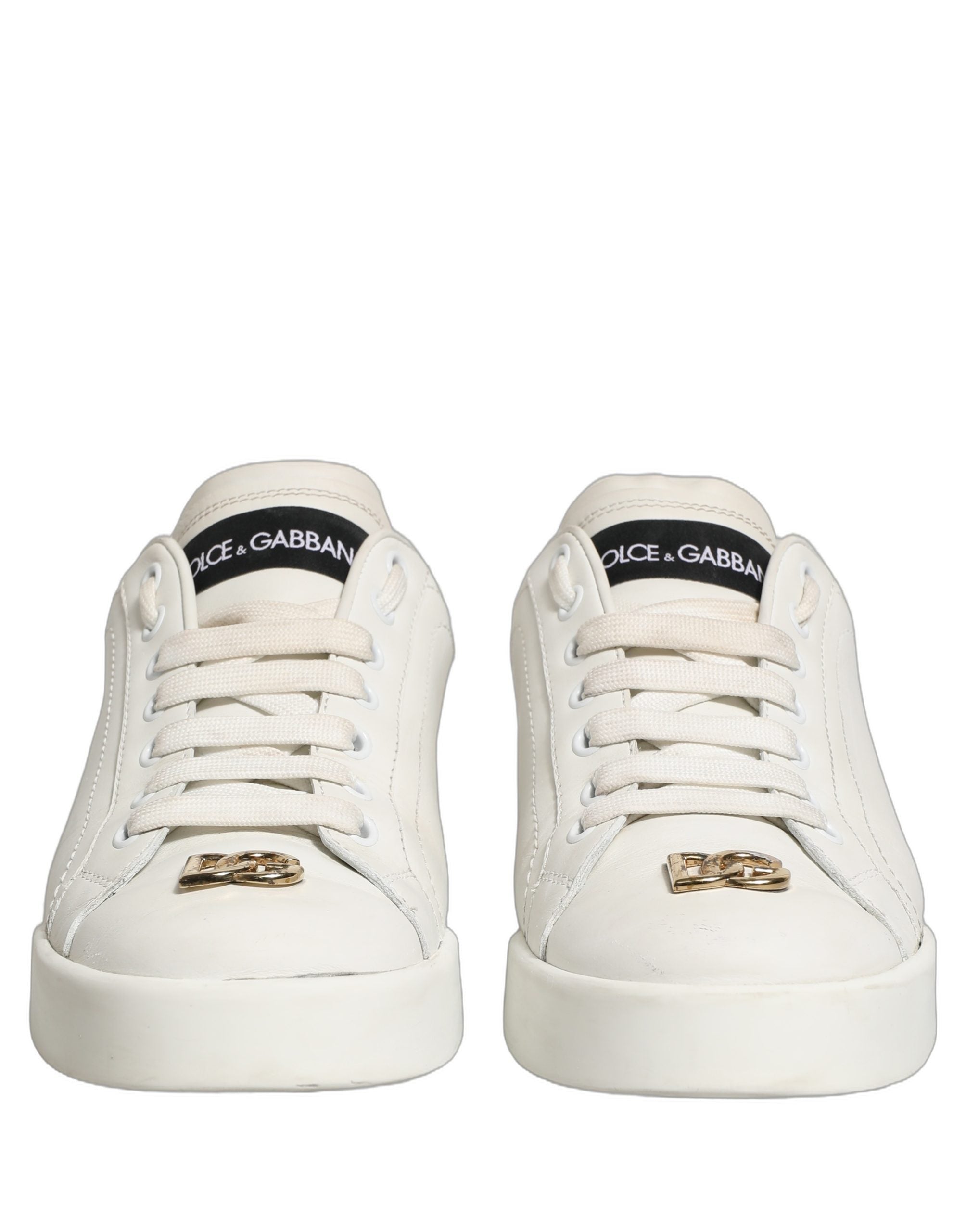 Chaussures sneakers basses en cuir blanc Dolce & Gabbana avec plaque logo, style élégant et décontracté.
