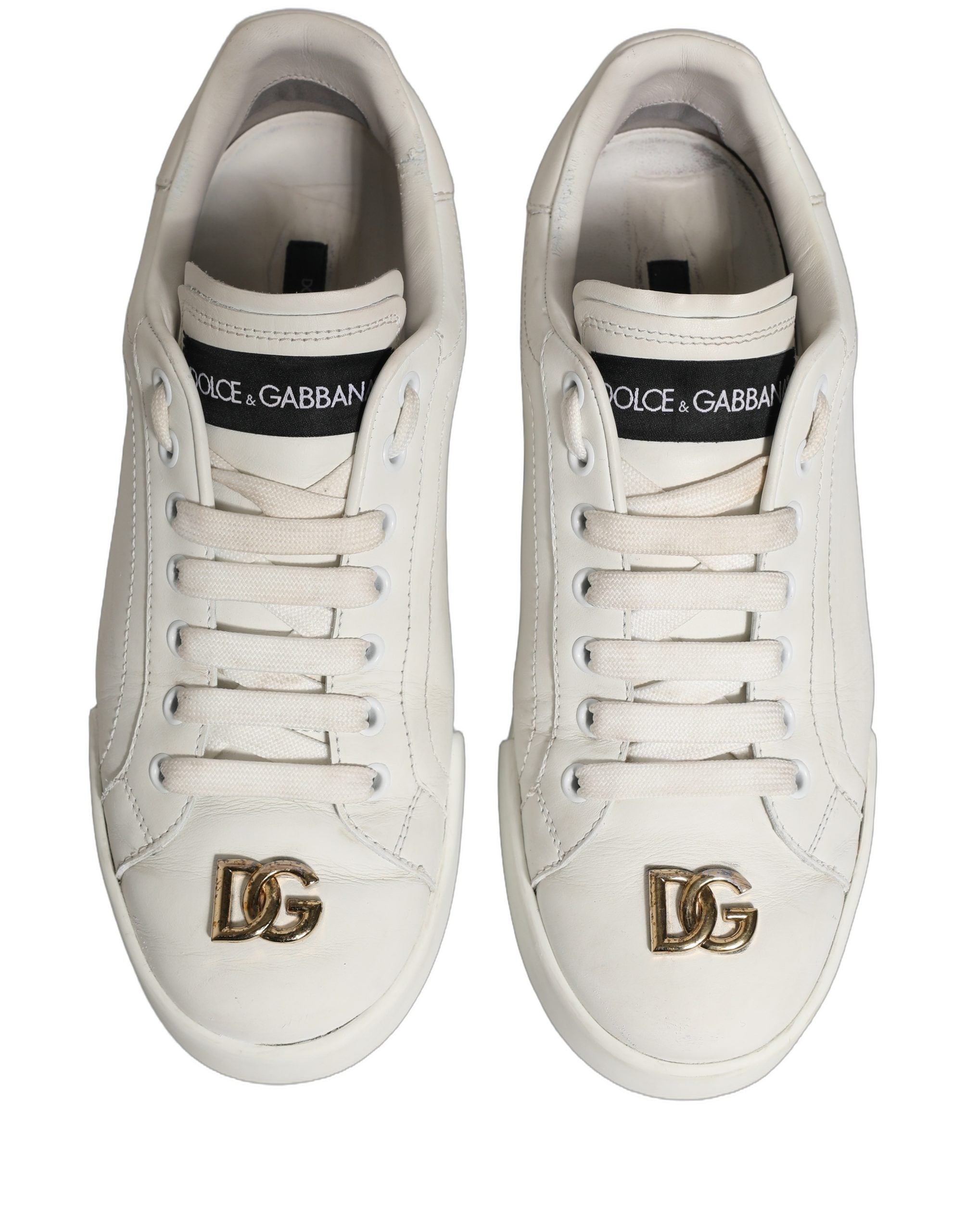 Chaussures Dolce & Gabbana en cuir blanc avec plaque logo et sneakers bas, vue de face.