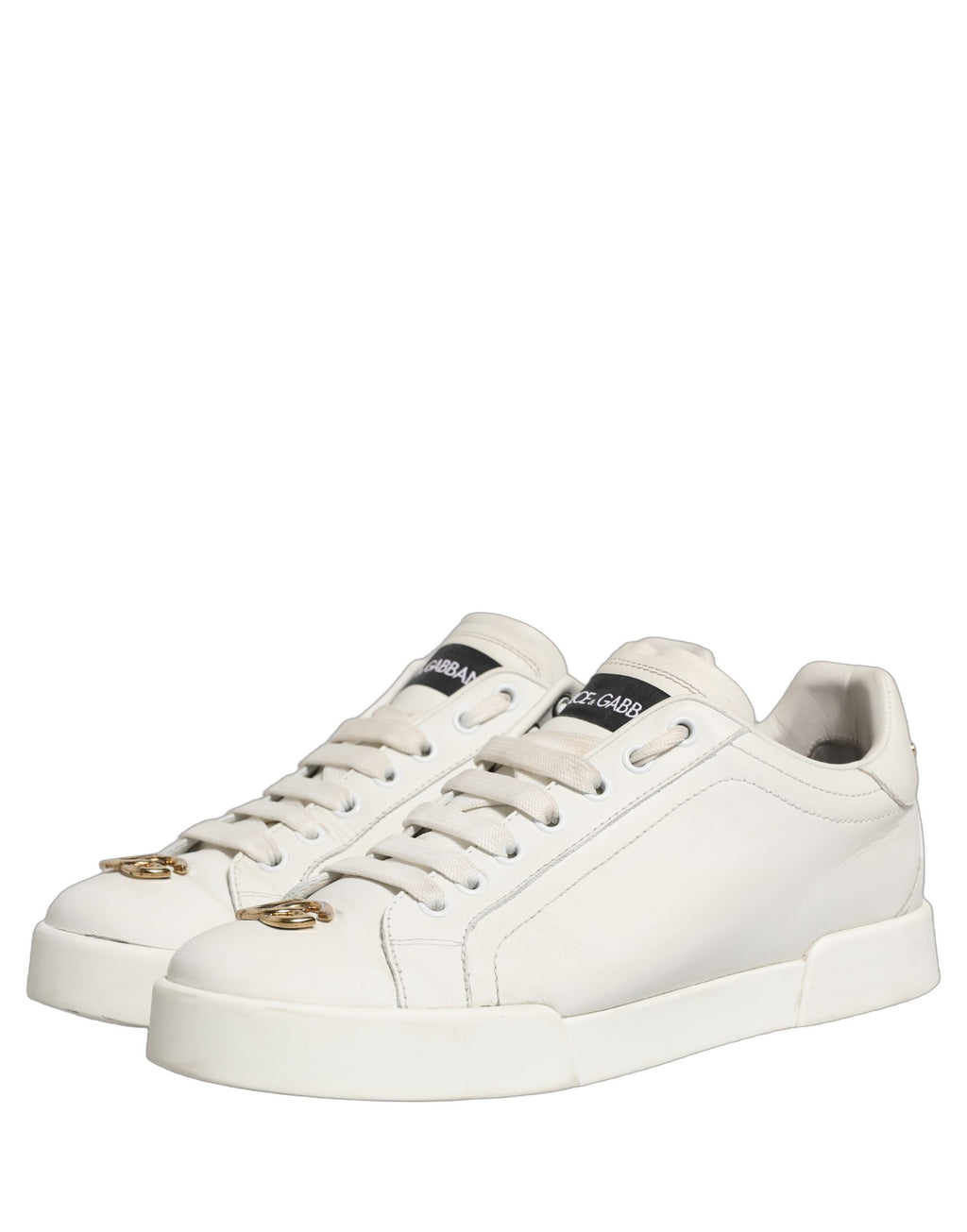Chaussures sneakers basses en cuir blanc Dolce & Gabbana avec plaque logo, vue de côté.
