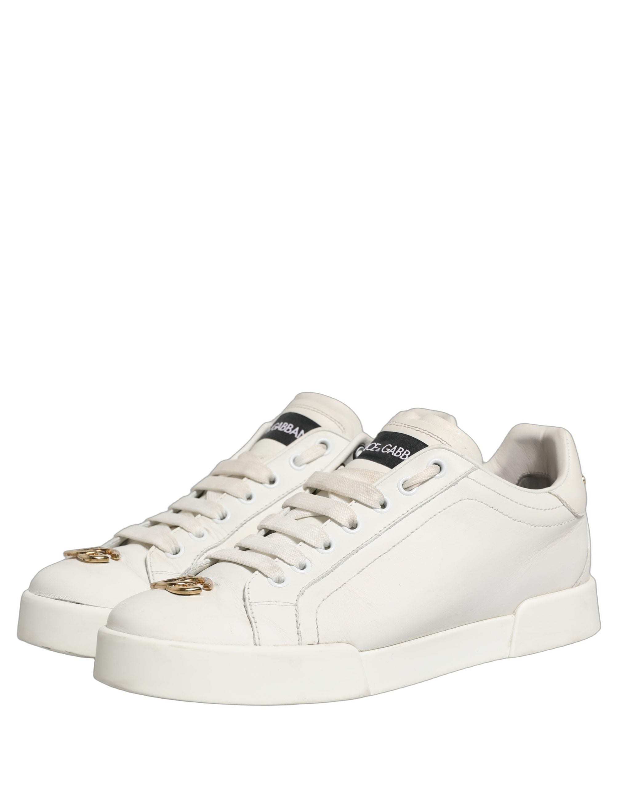 Chaussures sneakers basses en cuir blanc Dolce & Gabbana avec plaque logo, vue de côté.
