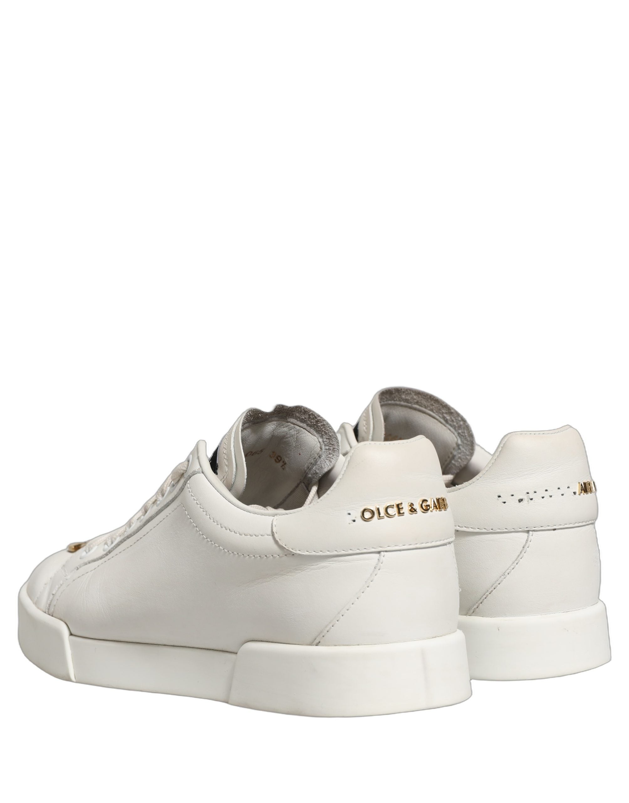 Sneakers basses en cuir blanc Dolce & Gabbana avec plaque logo, style décontracté et détails élégants.