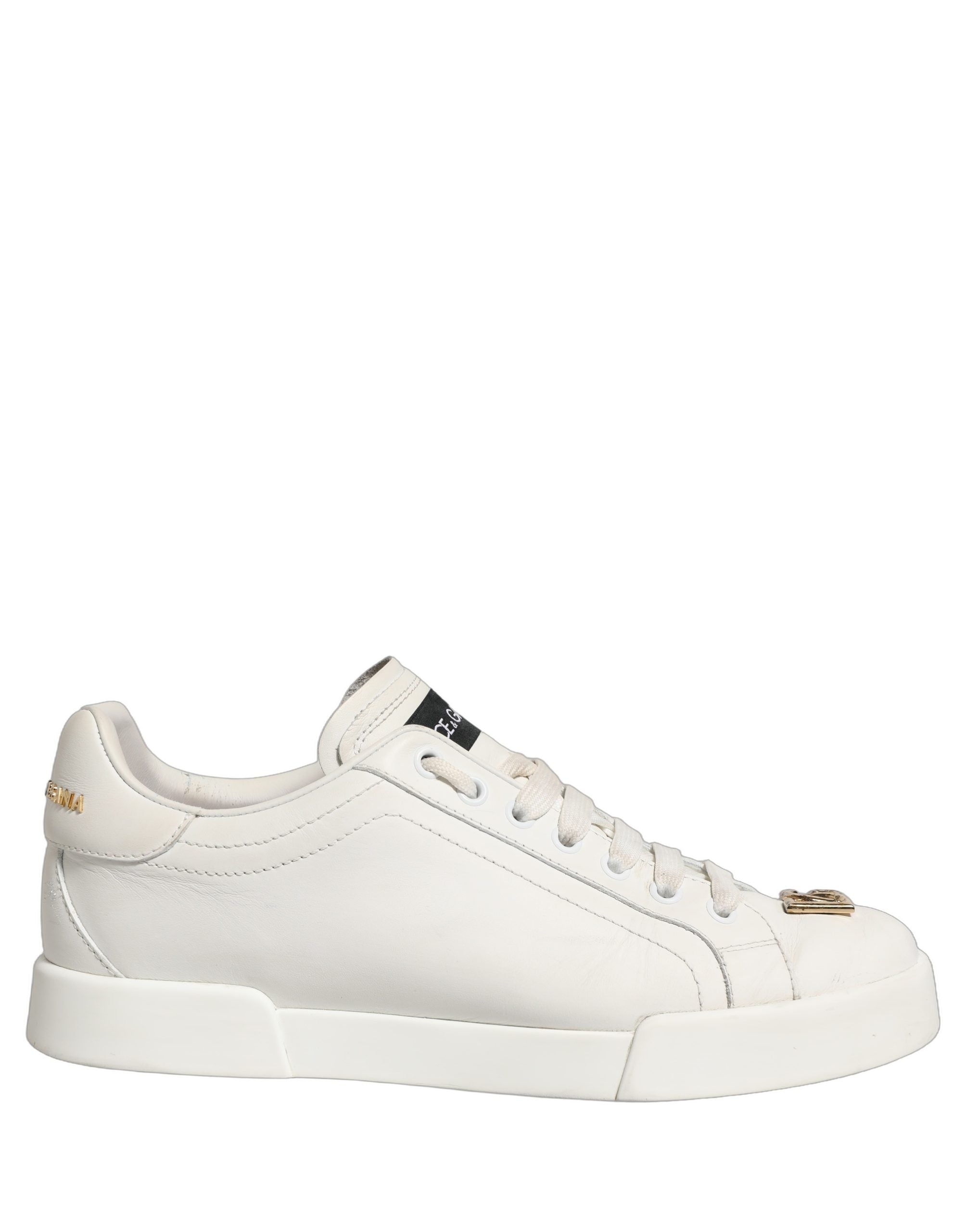 Chaussures sneakers basses en cuir blanc Dolce & Gabbana avec plaque logo, vue de côté montrant le design élégant et la semelle.