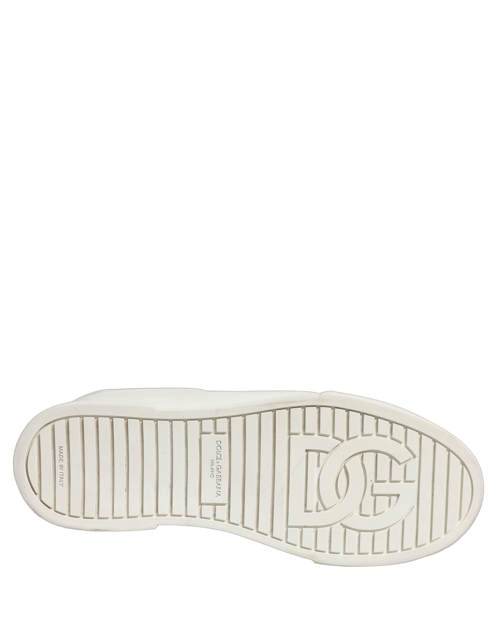 Chaussures sneakers basses en cuir blanc Dolce & Gabbana avec plaque logo, vue de face sur fond neutre.