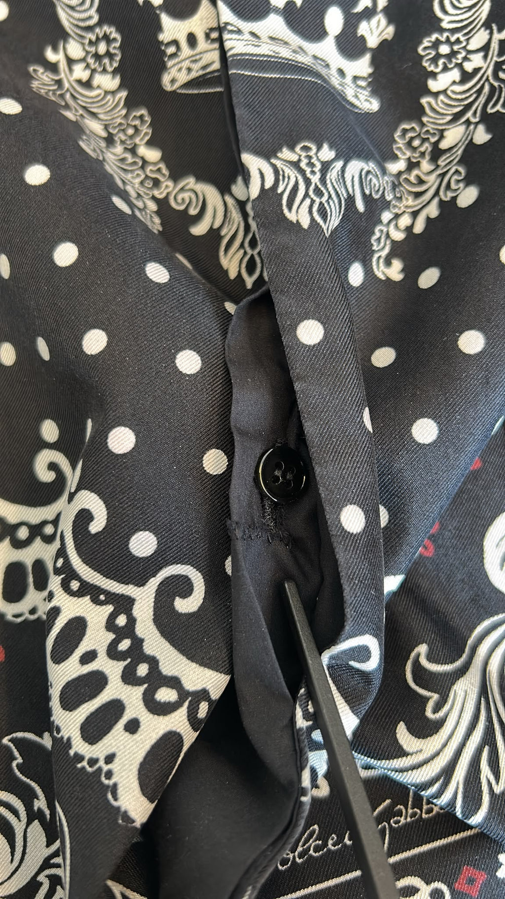 Chemise formelle Dolce & Gabbana noir et blanc avec bandana or, élégante et sophistiquée, visible en détail.