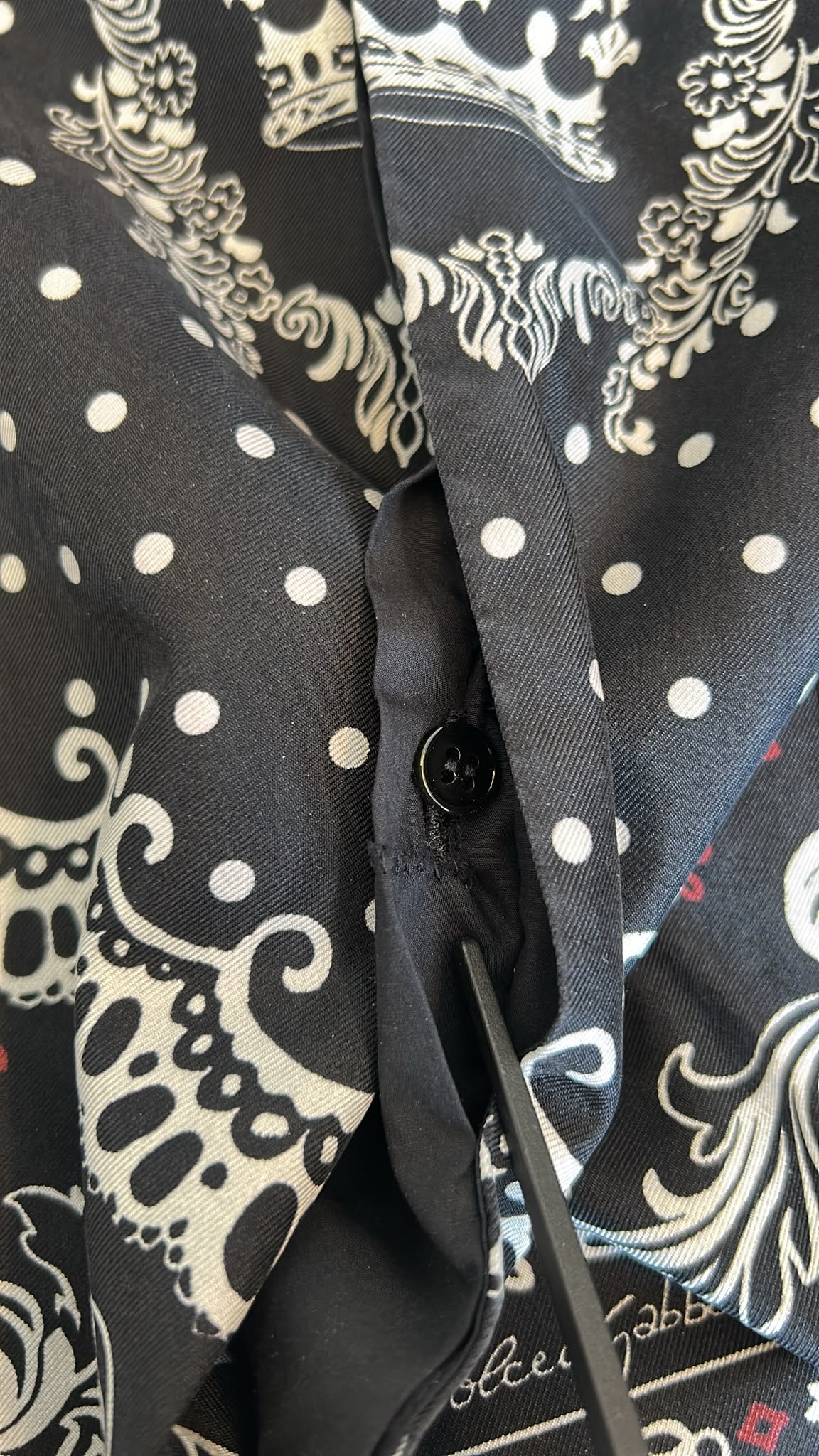 Chemise formelle Dolce & Gabbana noir et blanc avec bandana or, élégante et sophistiquée, visible en détail.