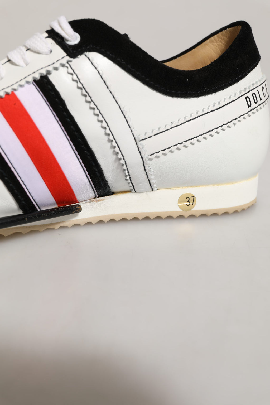Chaussures sneakers basses en cuir noir et blanc en daim de Dolce & Gabbana, style décontracté et élégant.