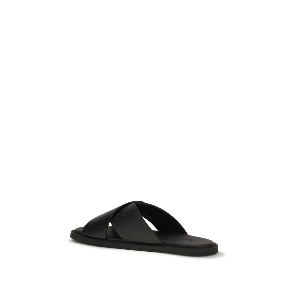 Sandales plates Fendi en cuir de veau noir Bos Taurus, chaussures élégantes avec semelle plate et design sophistiqué.