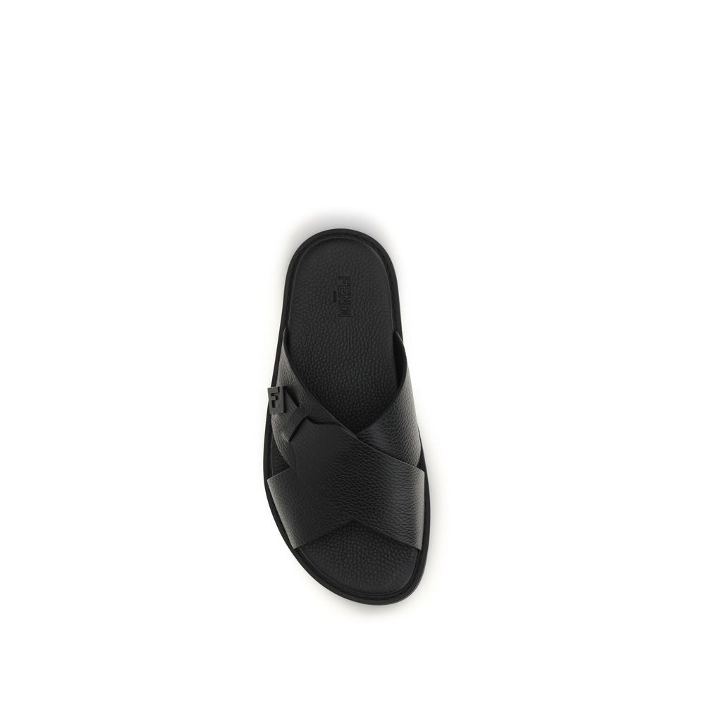 Sandales plates Fendi en cuir de veau noir Bos Taurus, élégantes et confortables, visibles en gros plan.